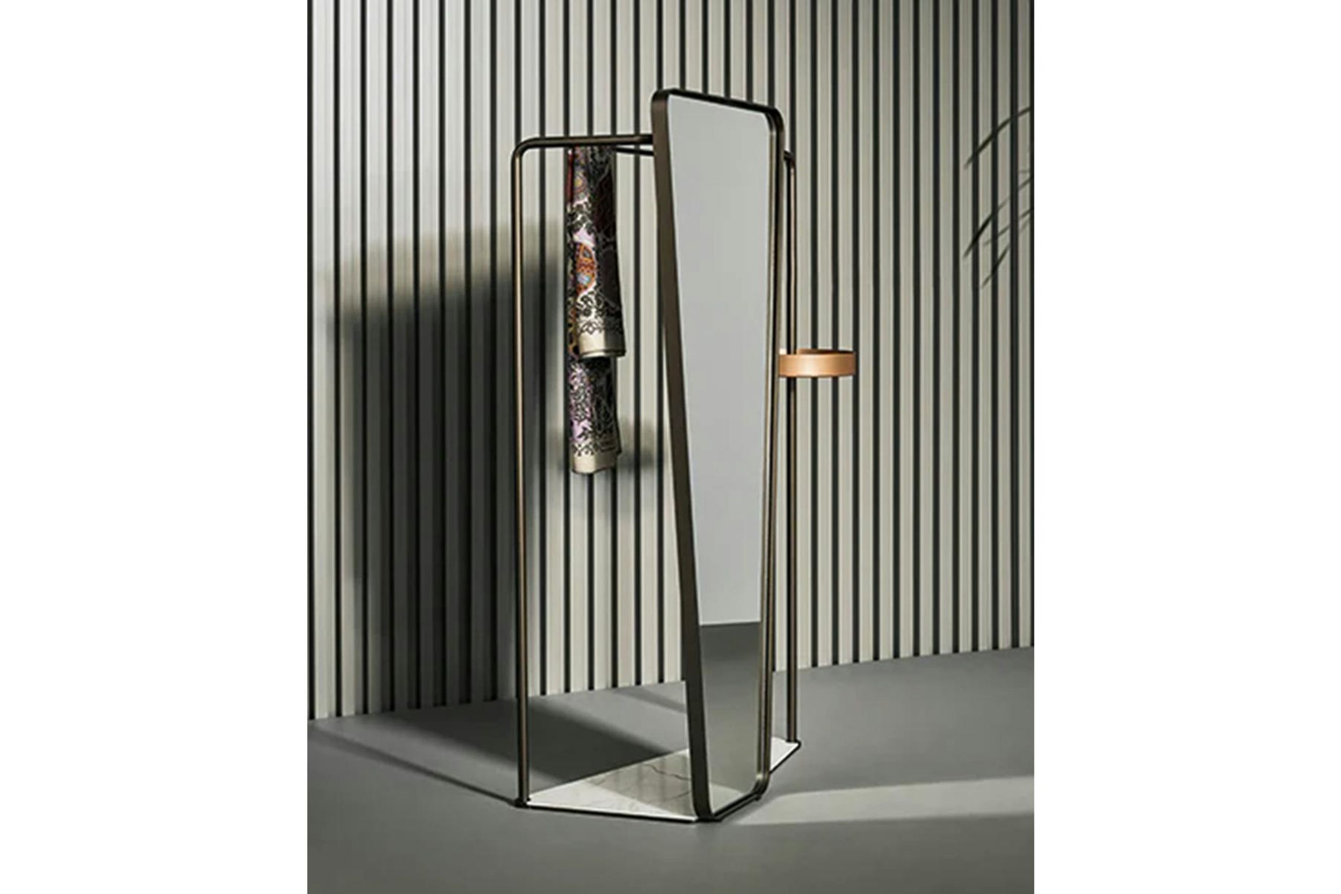 Camillo Valet Stand