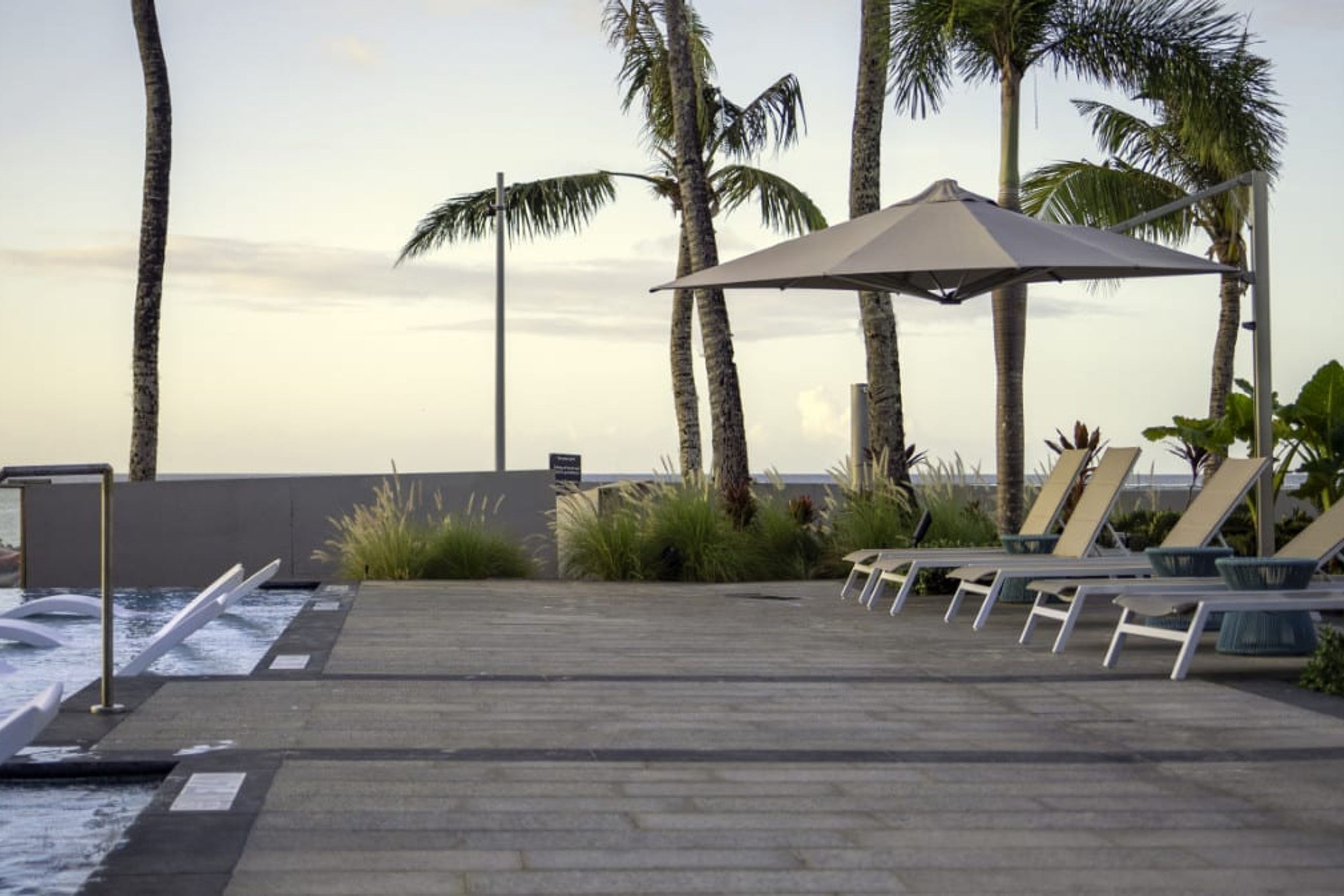 Shadowspec Serenity Rotating Cantilever Umbrella