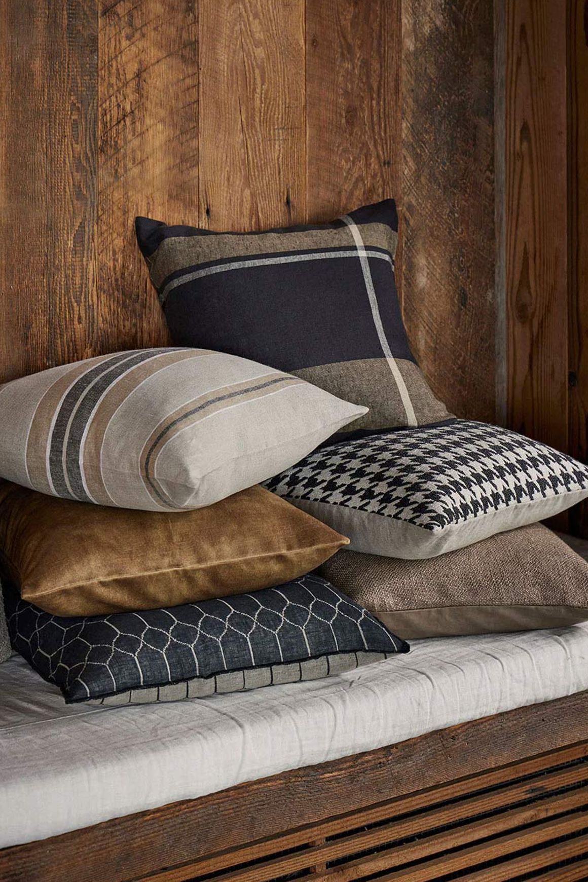 Weave Home Giovanni Cushion - Midnight | Bouclé Houndstooth