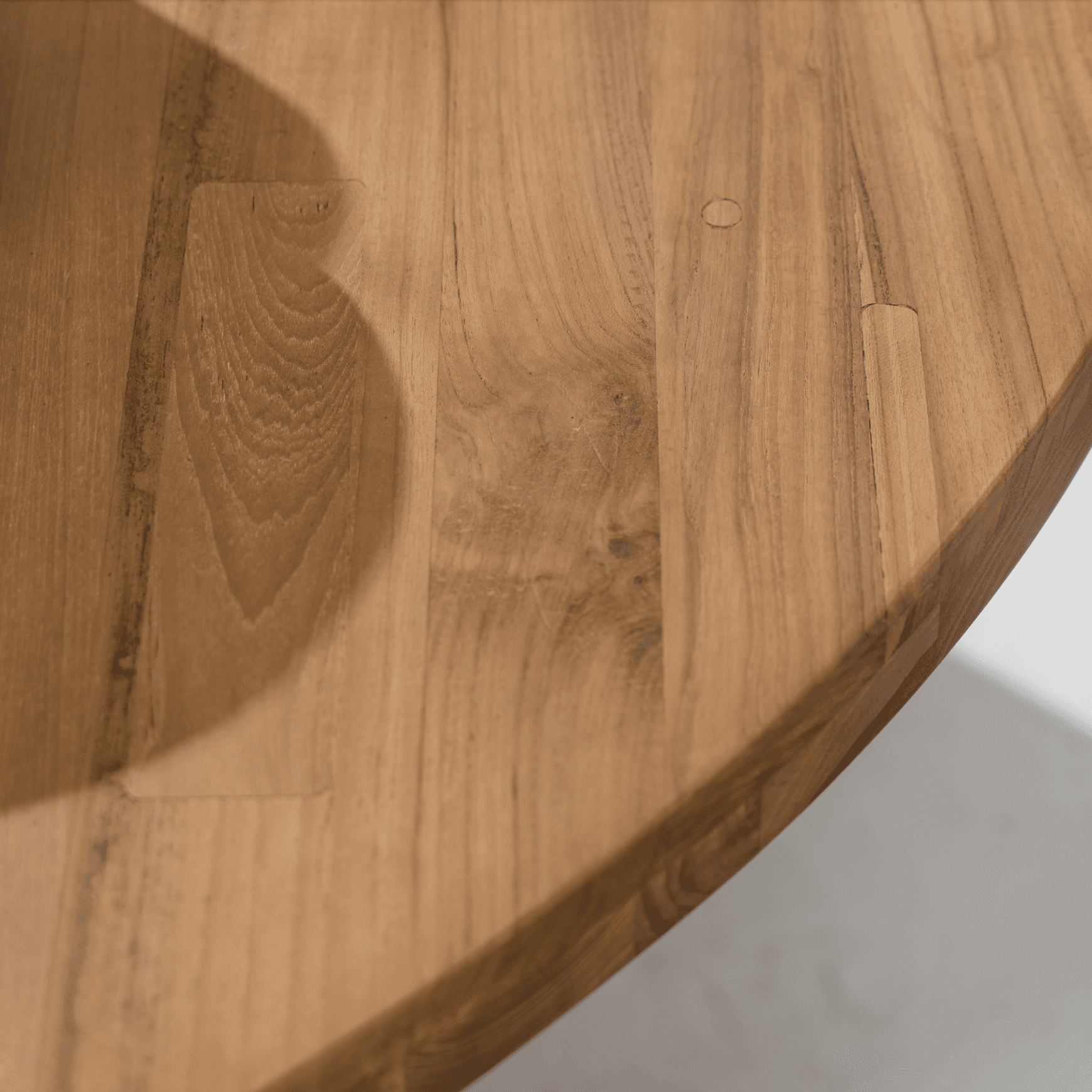 Avus Round Table in Natural