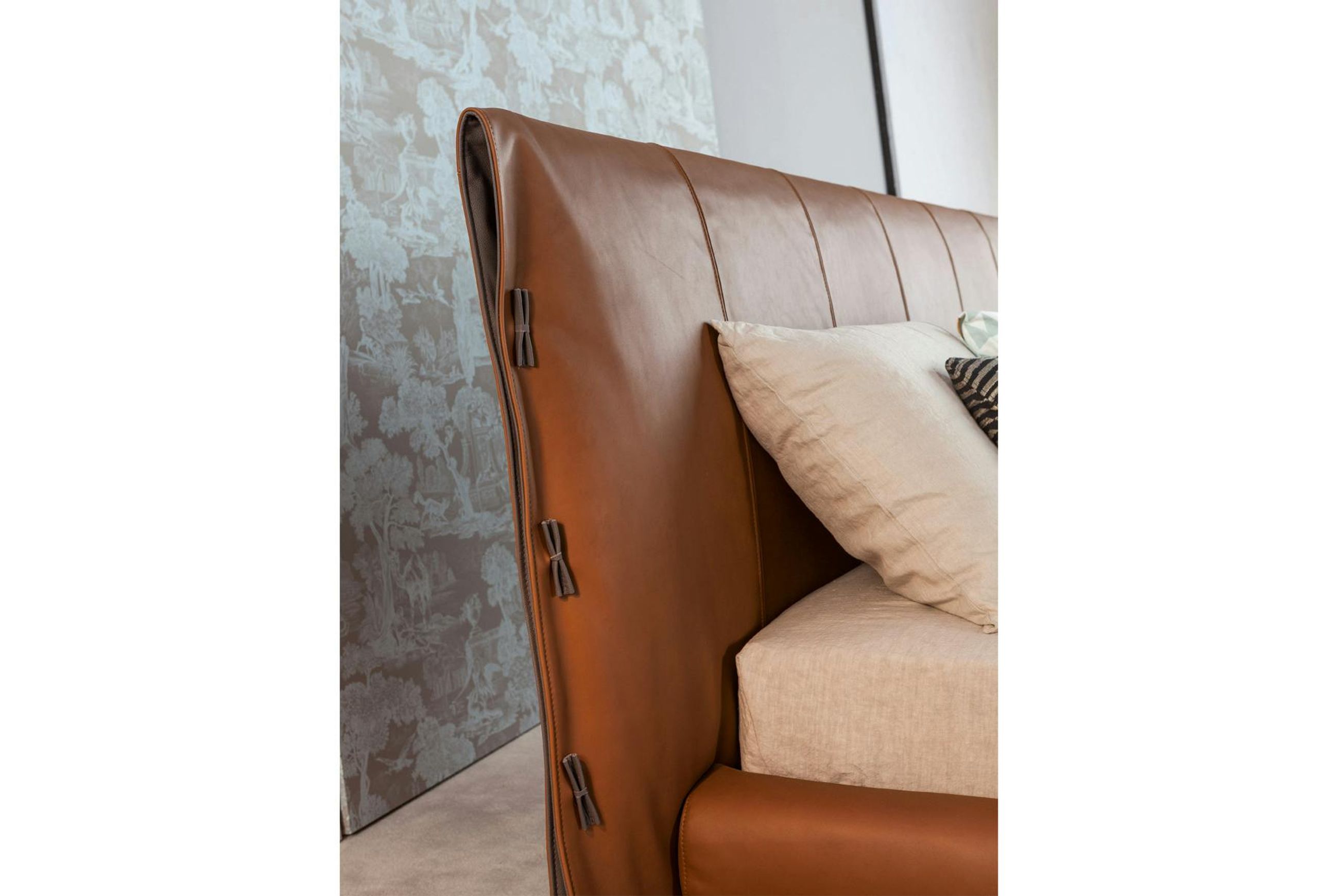 Cuff Bed