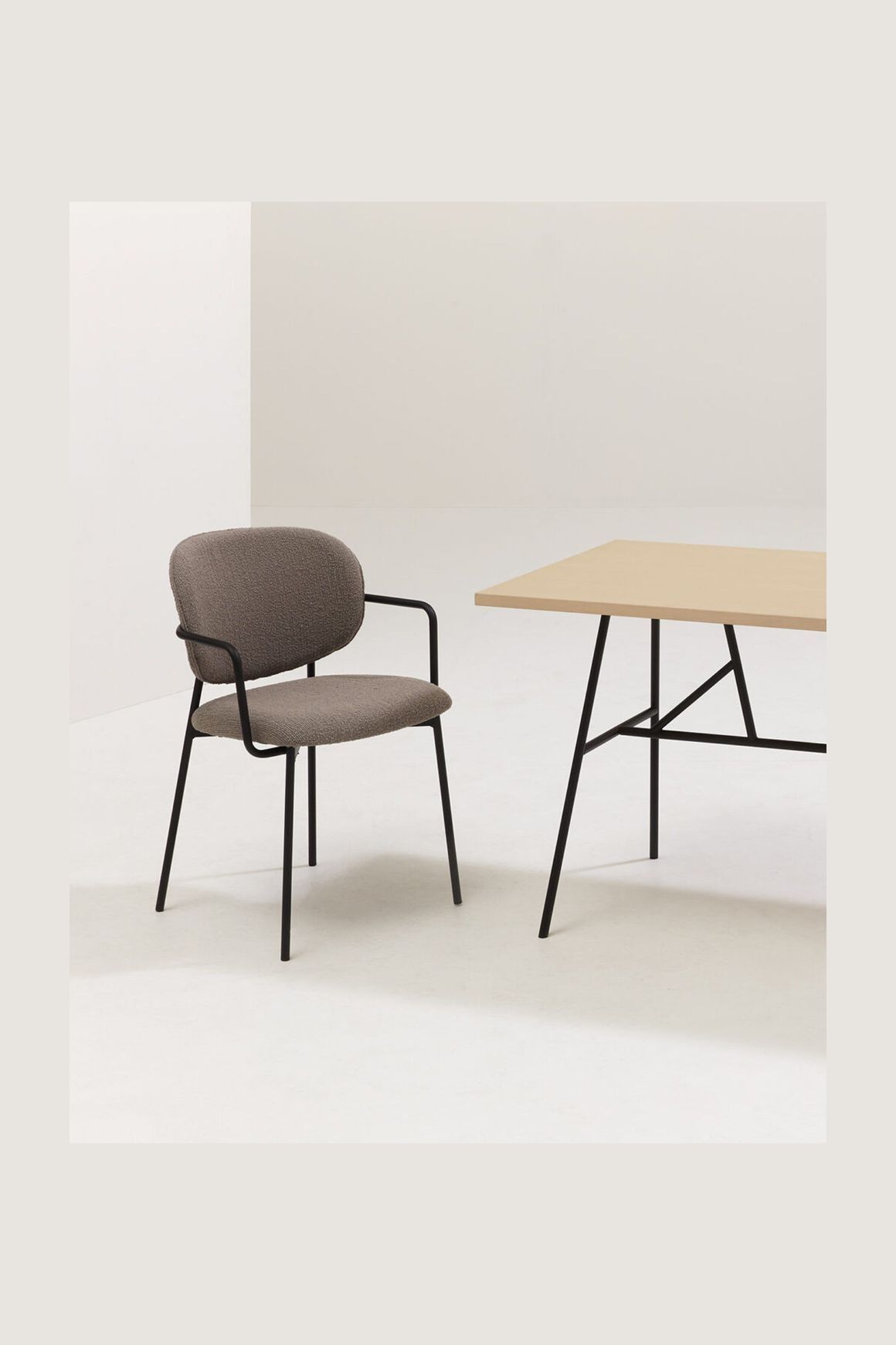 Wround Chair with Arms