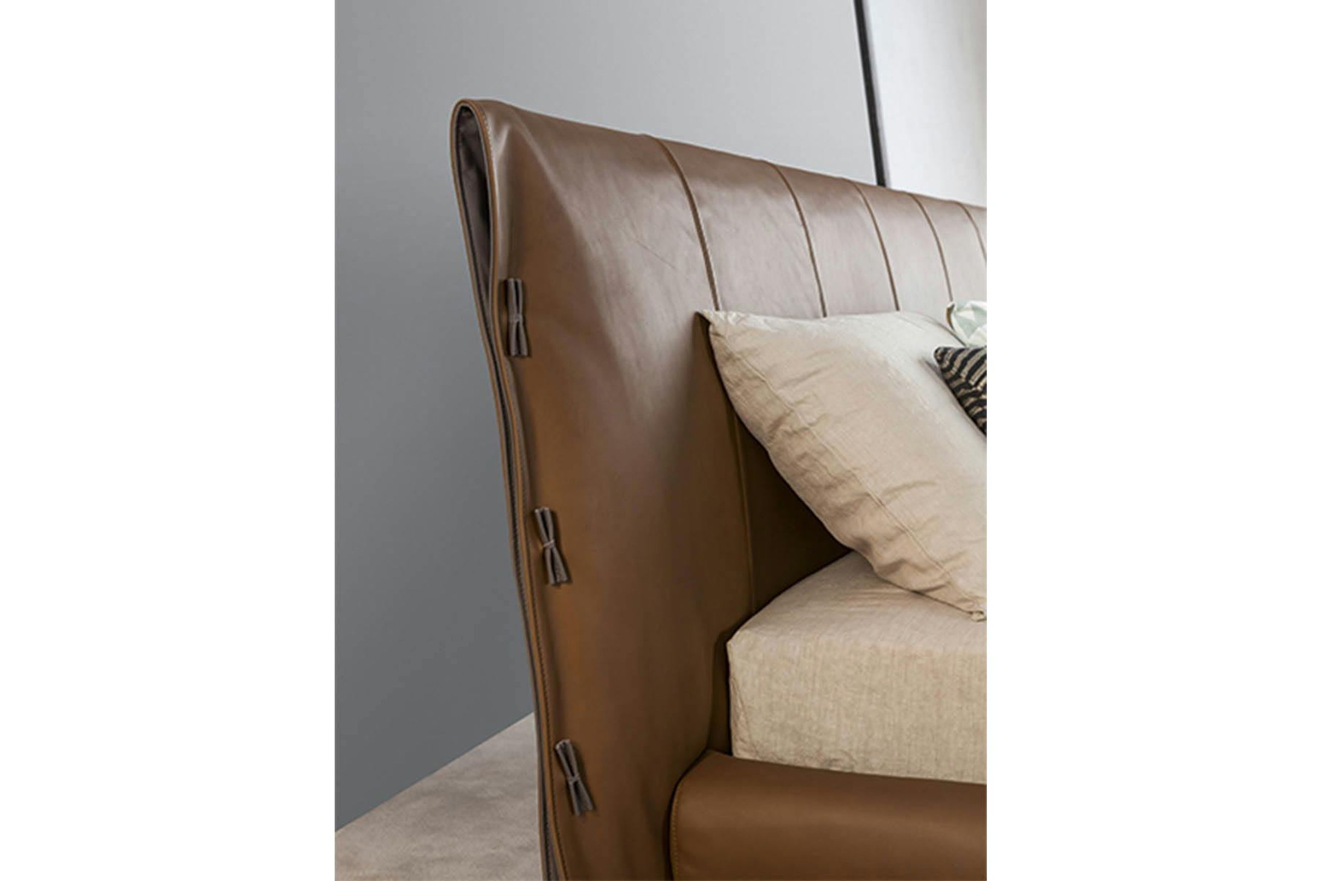 Cuff Bed
