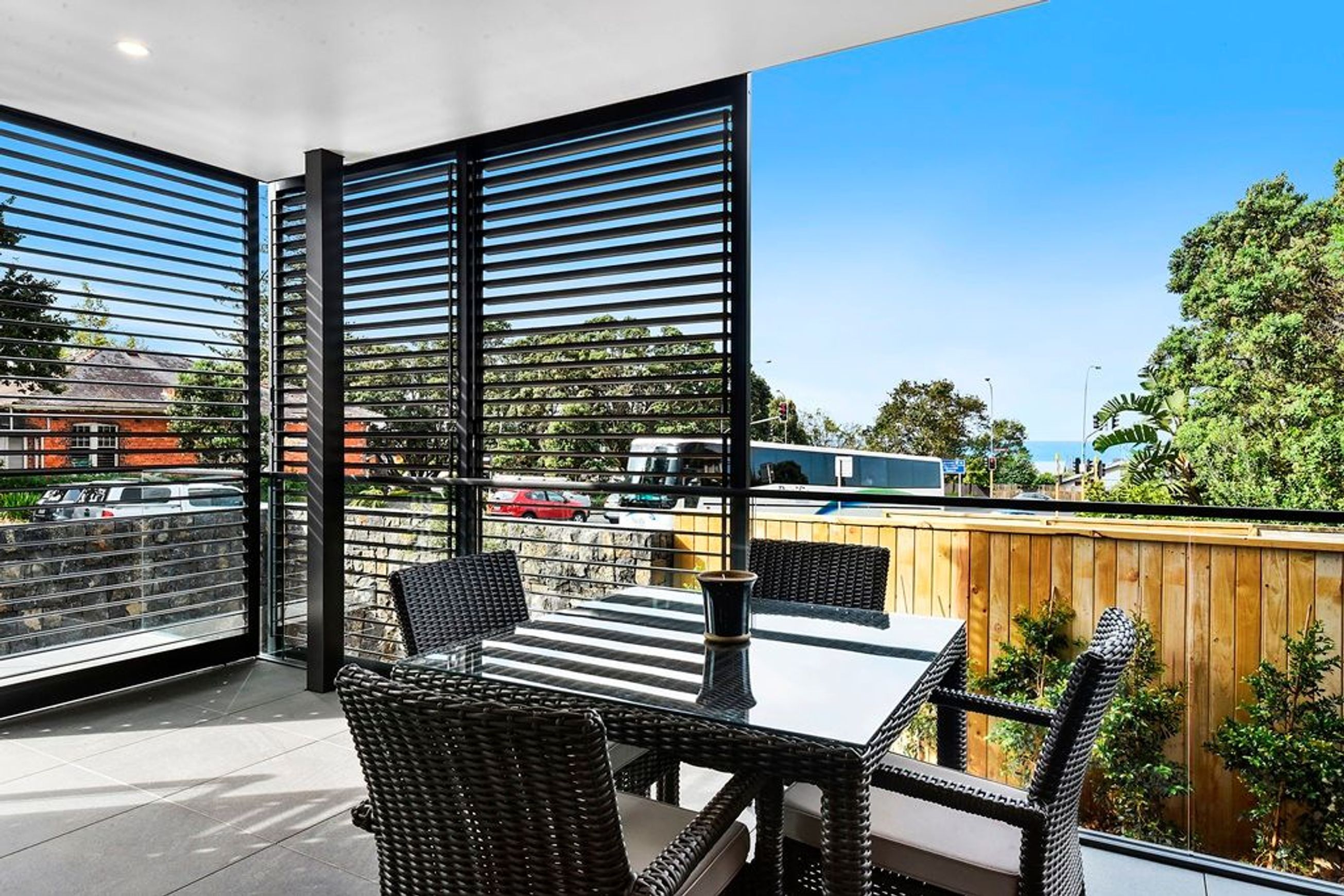 Hand Adjustable Louvre Panels (KISS Pivot System)