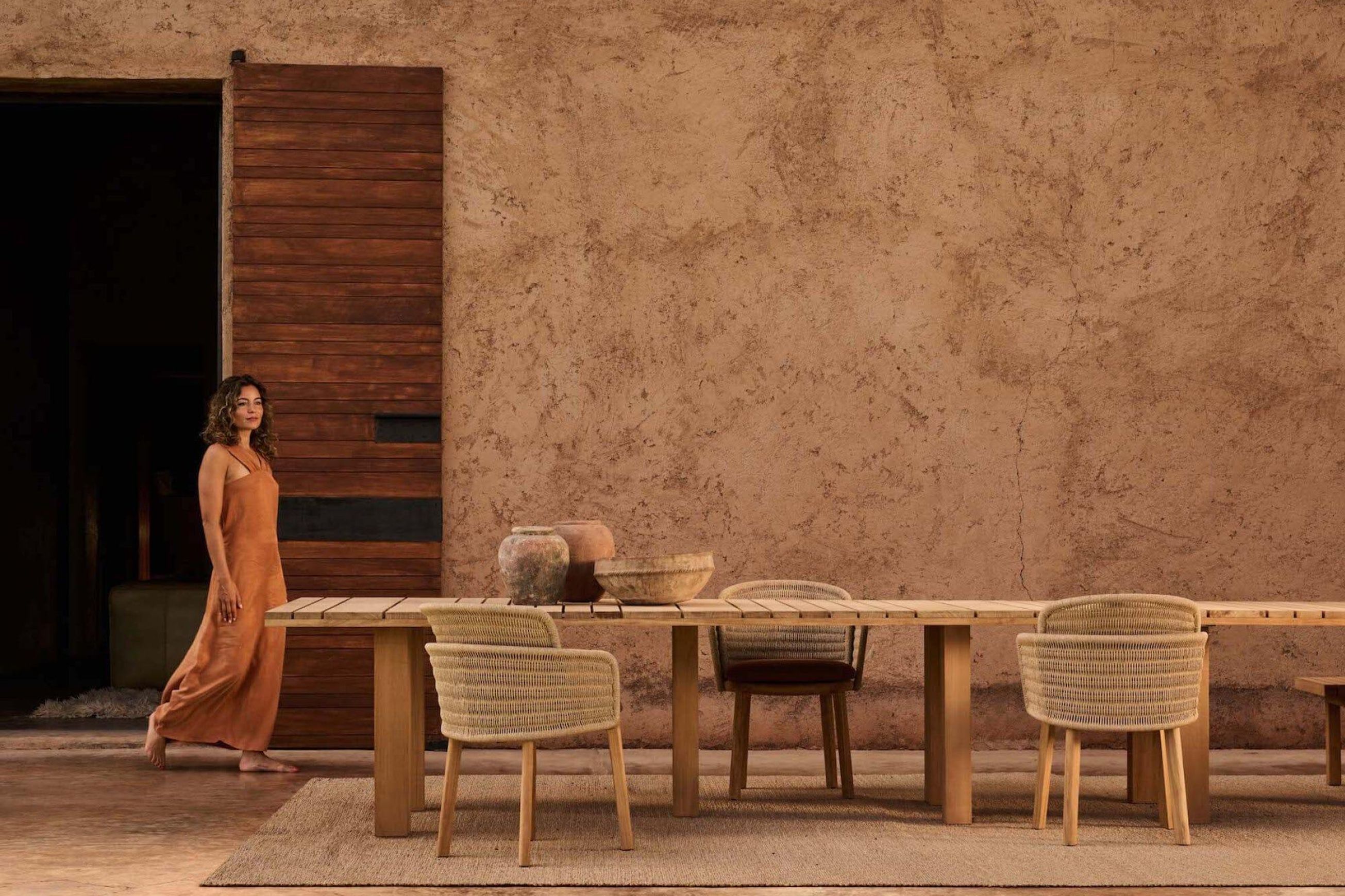 Suro Dining Table