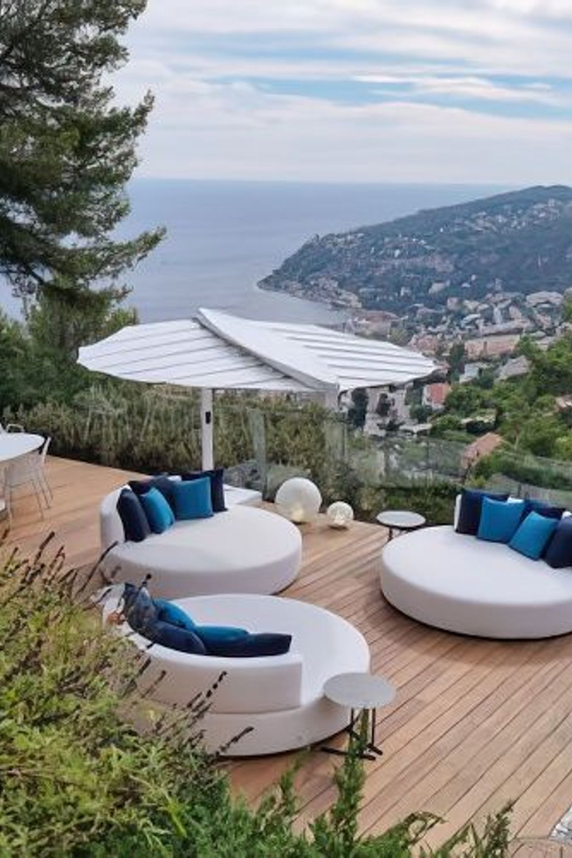 Leaf Outdoor Shade with Heat, Light & Cooling