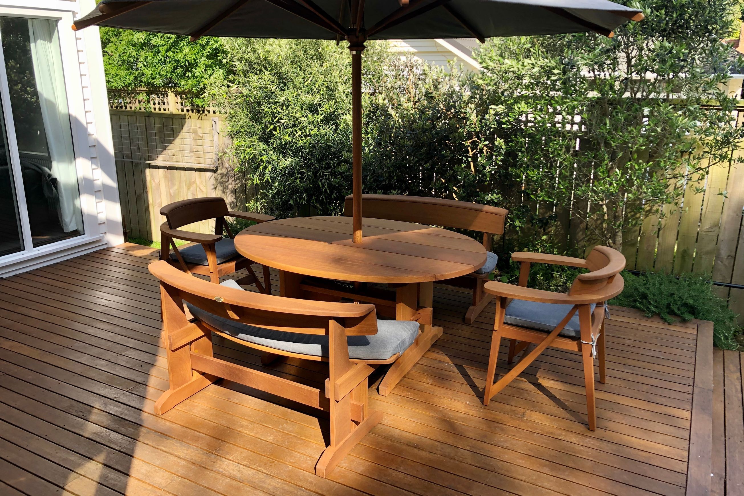Oval Table Suite 1600