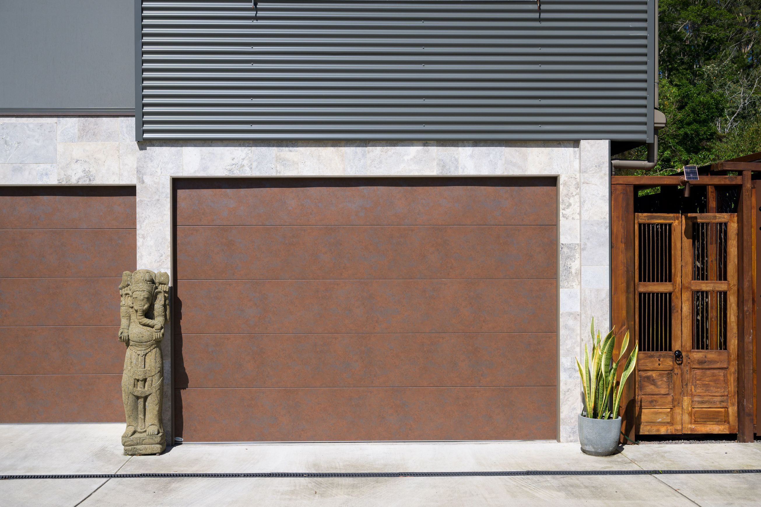 UniCote® LUX Garage Doors | Sectional Doors