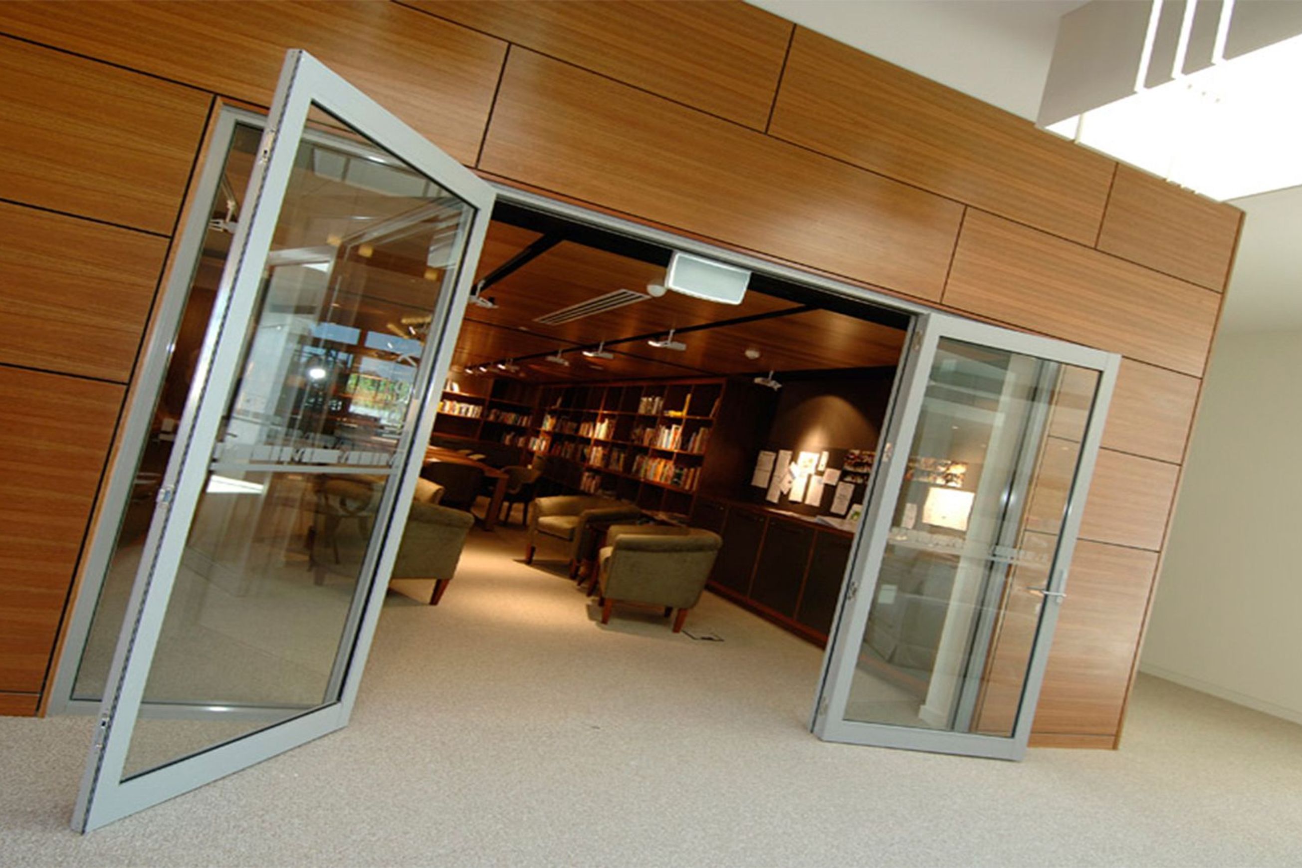 Vantage | Series 548 | Hinged Door