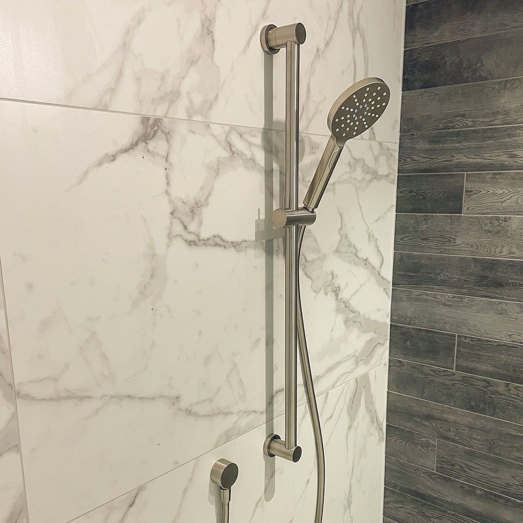 Code Lamone Round Slide Showers