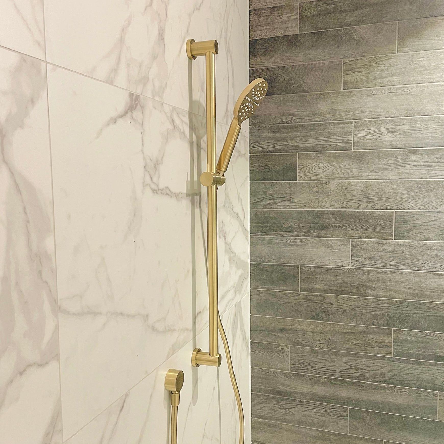 Code Lamone Round Slide Showers