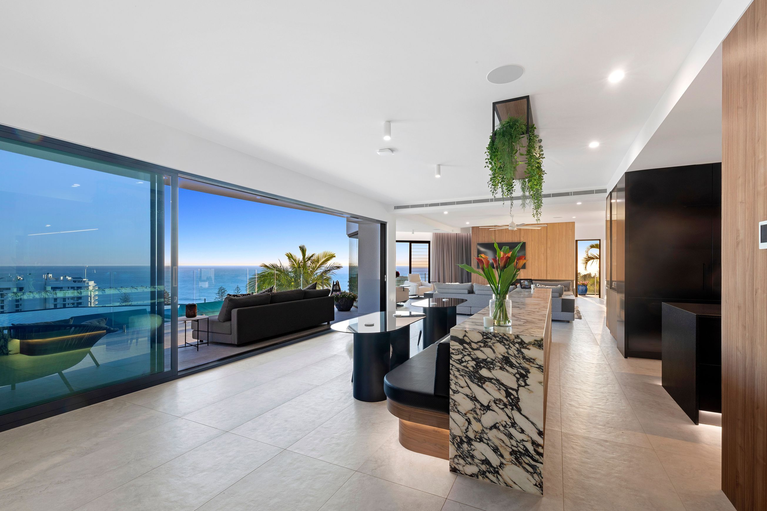 Vantage | Series 542 | Stacking Sliding Door