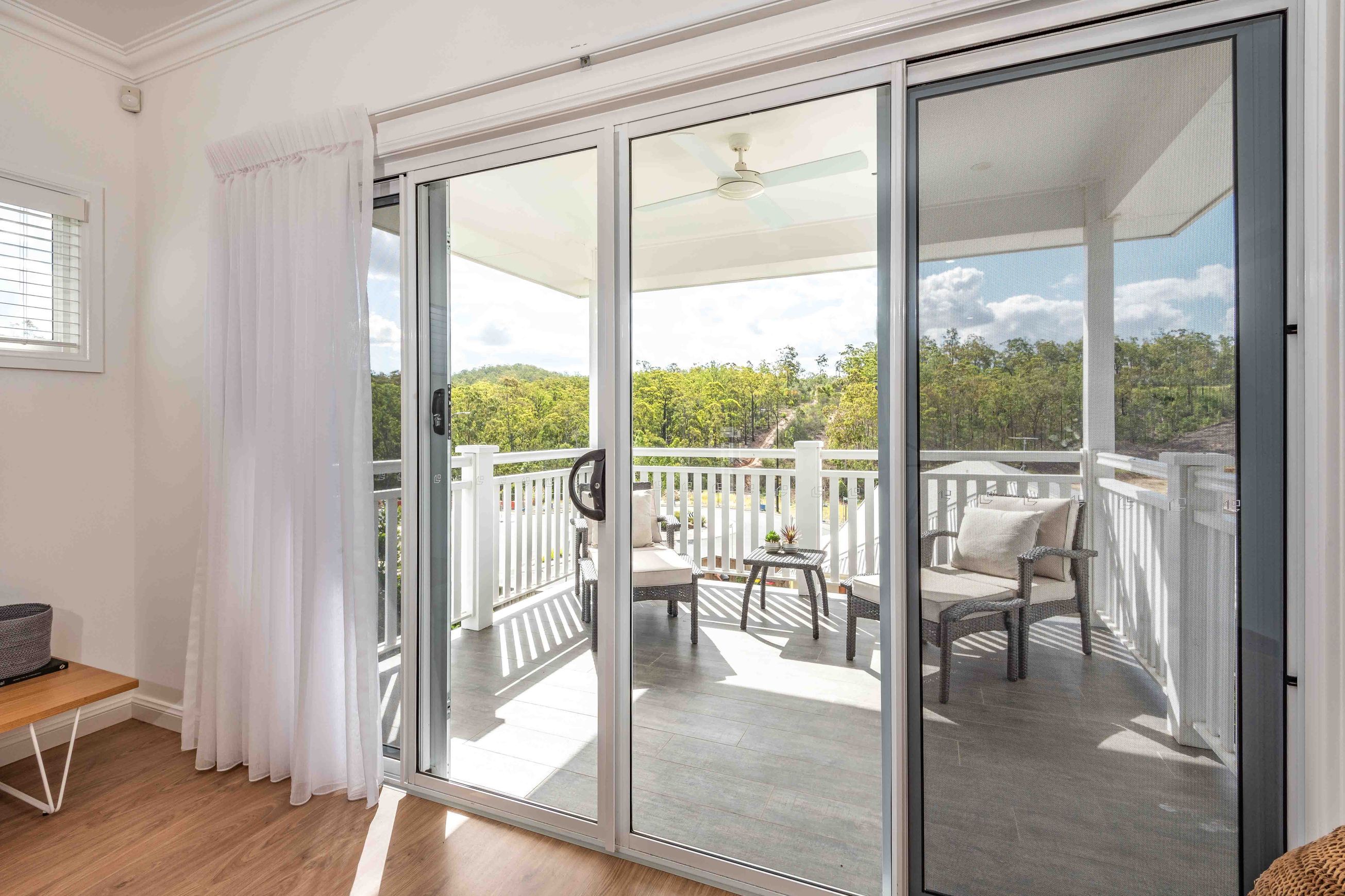 Vantage | Series 542 | Stacking Sliding Door