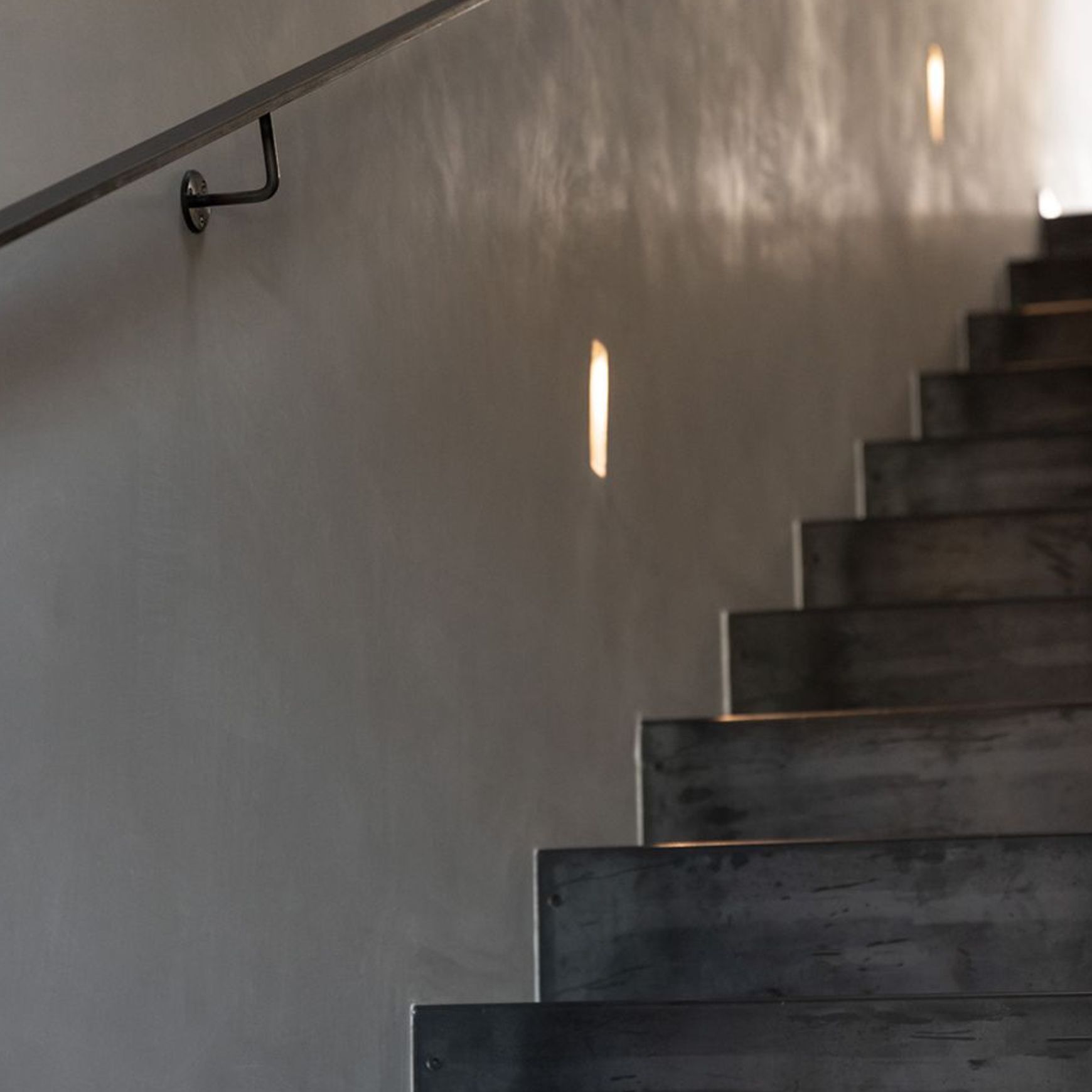 Recessed Trimless Moulding for Ambient Wall Light