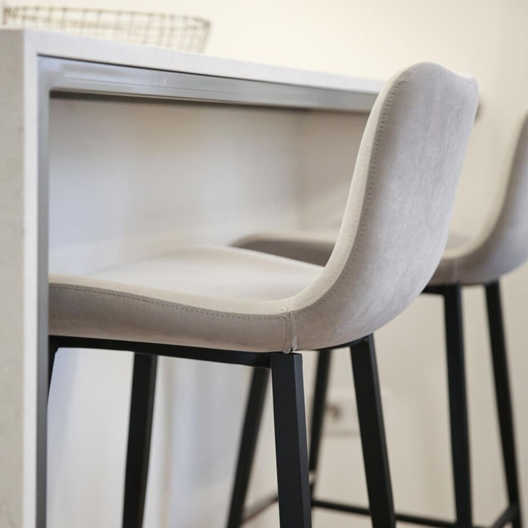 Dalia Barstool