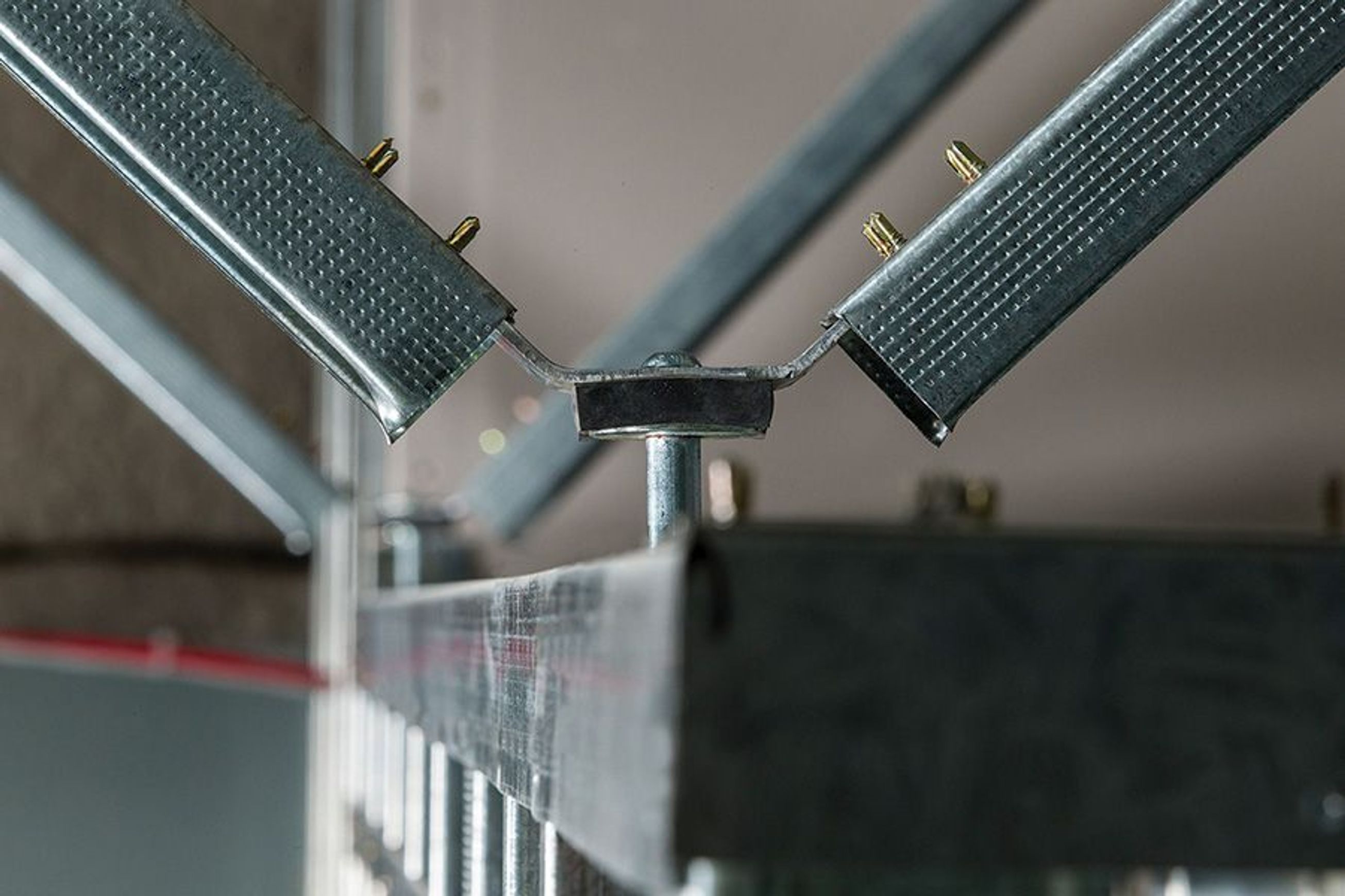 Tracklok Seismic Bracing