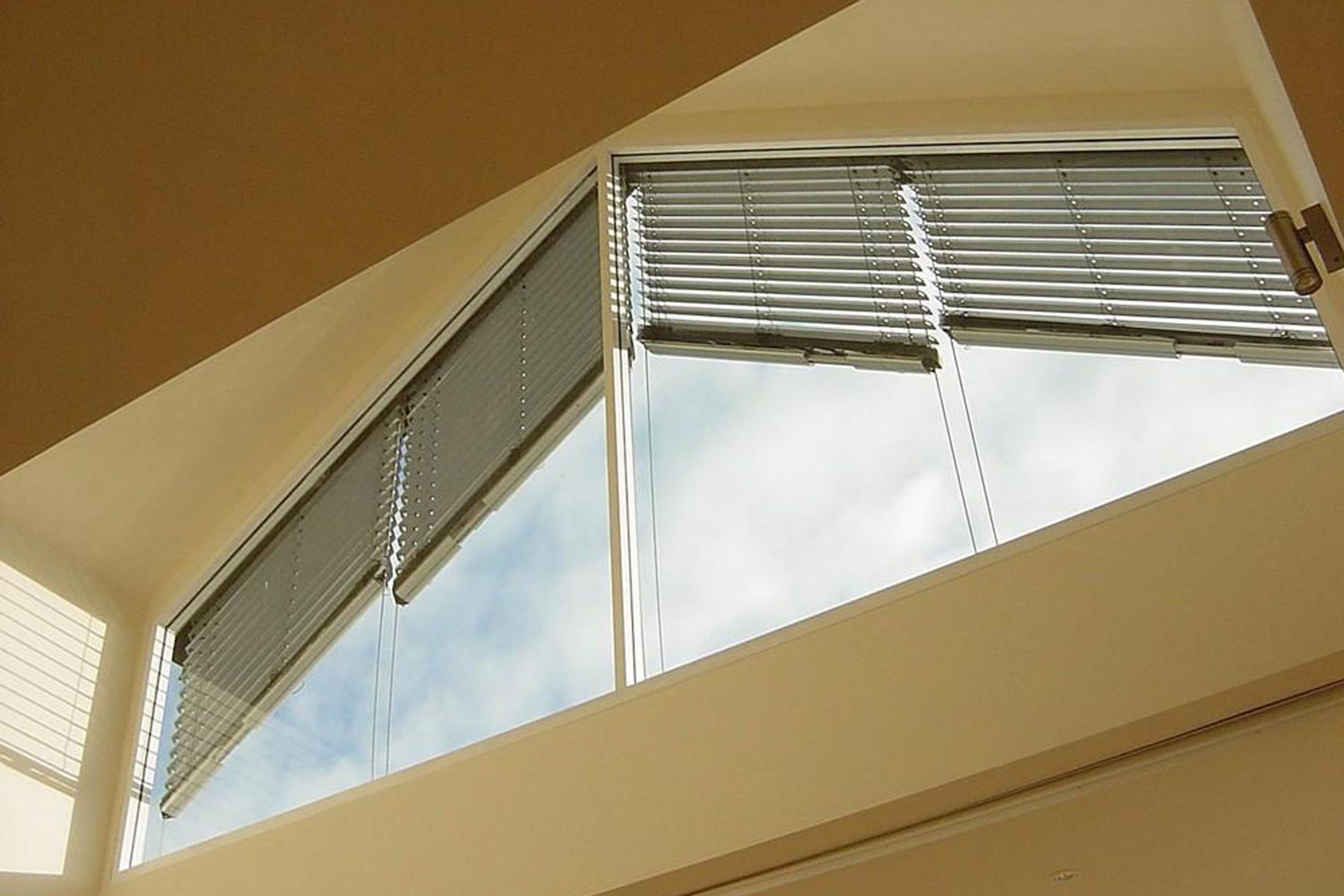 Asymmetric External Venetian Blinds | Warema