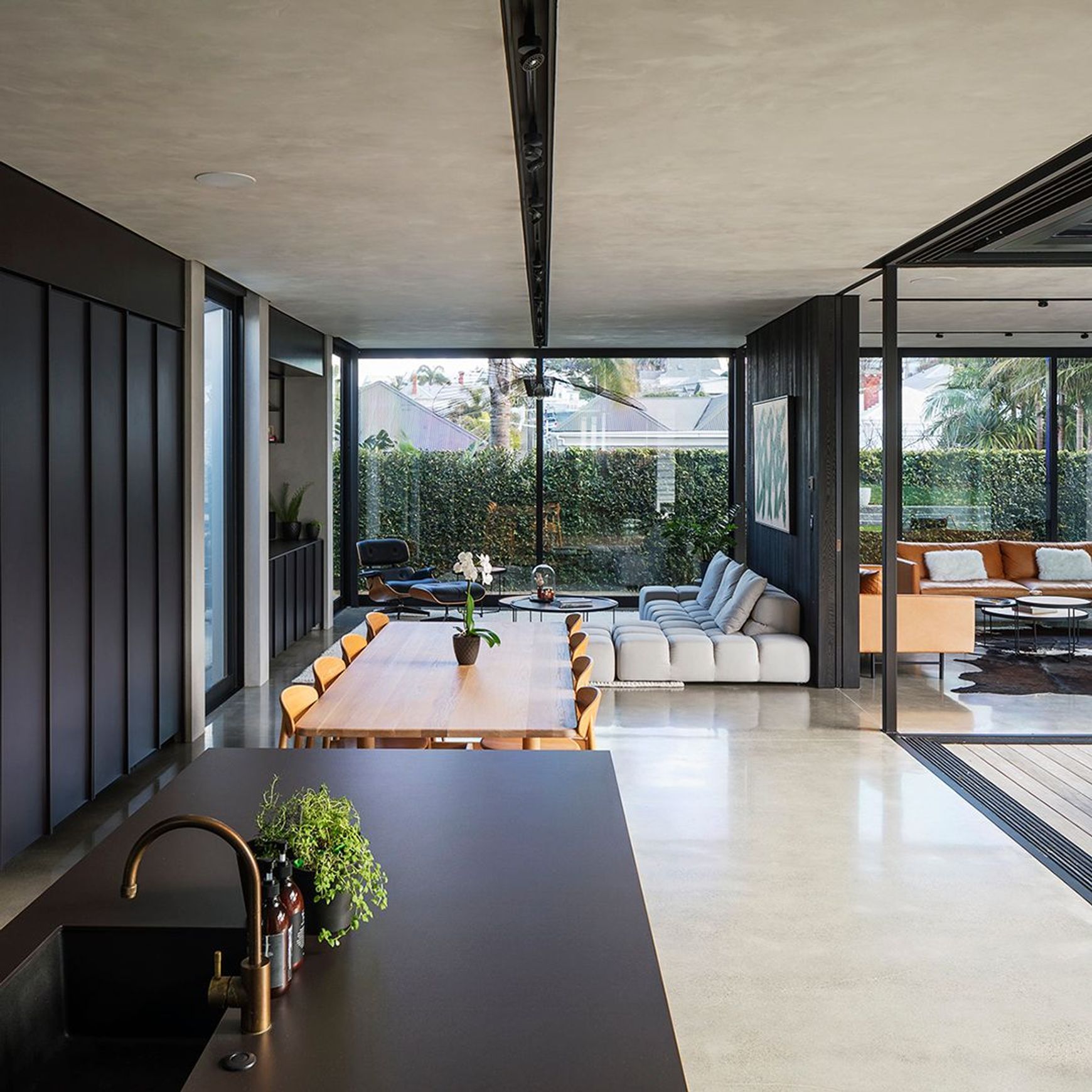 Suave Two-tone Polished Plaster