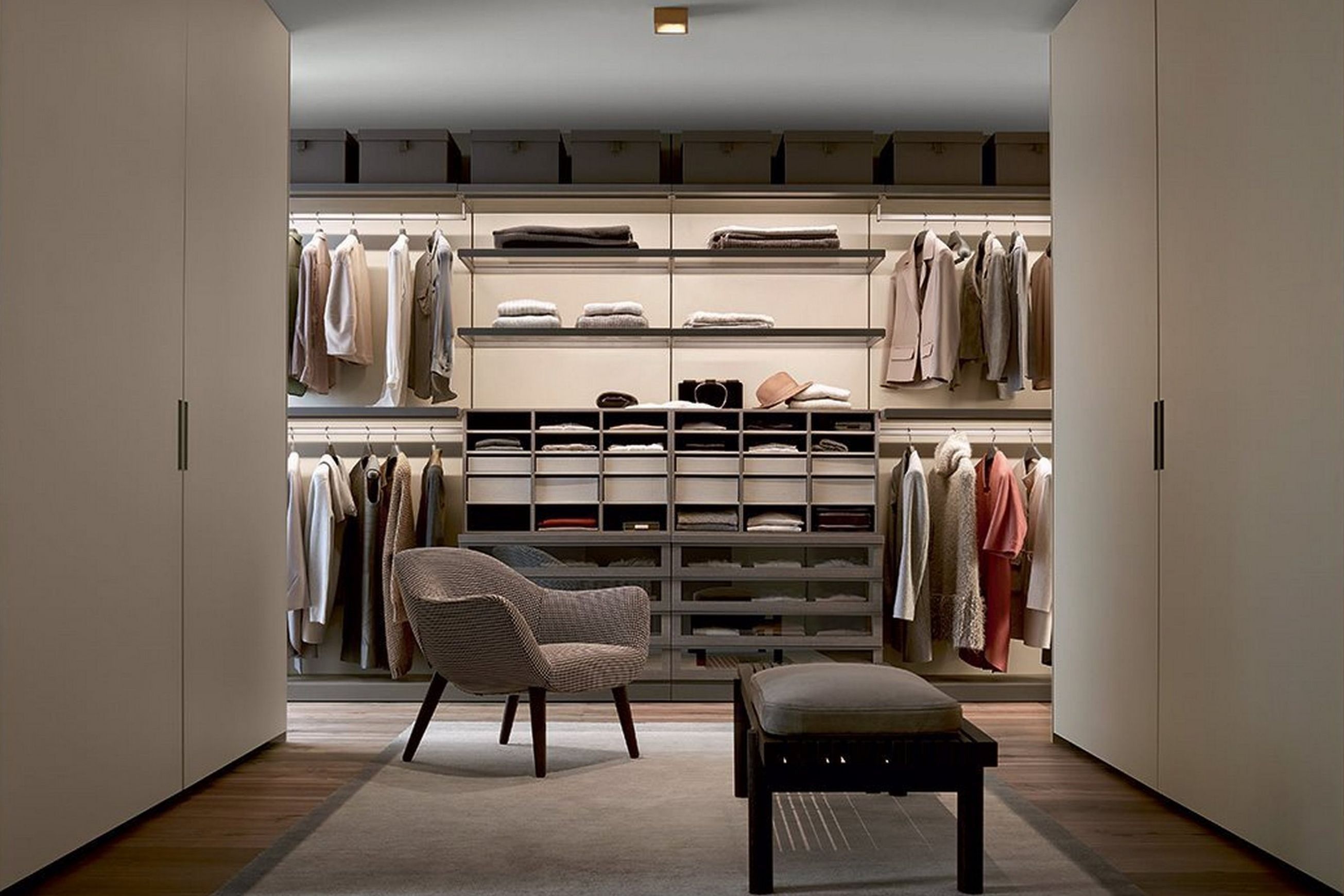 Ubik Walk-In Closet