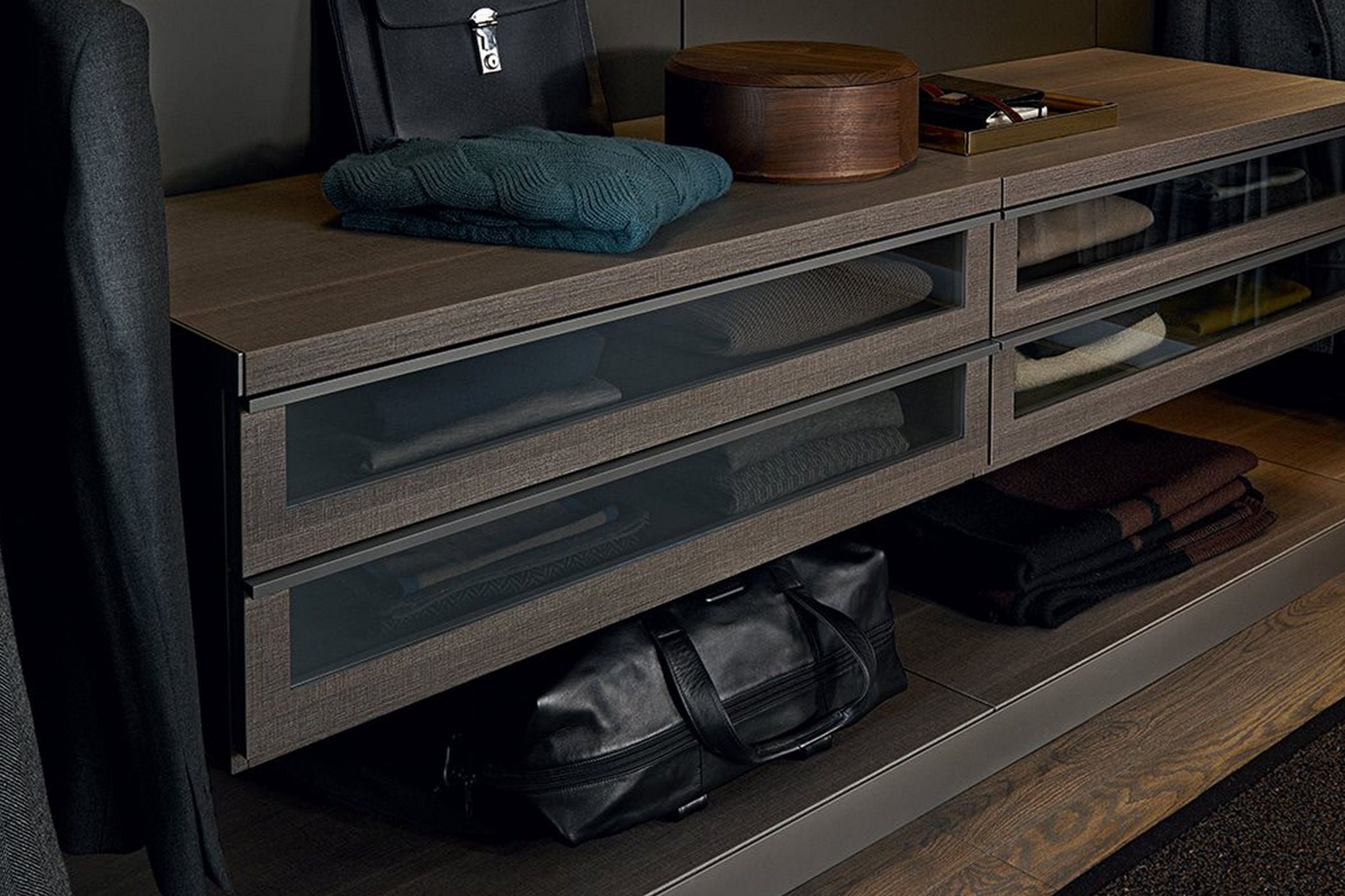 Ubik Walk-In Closet