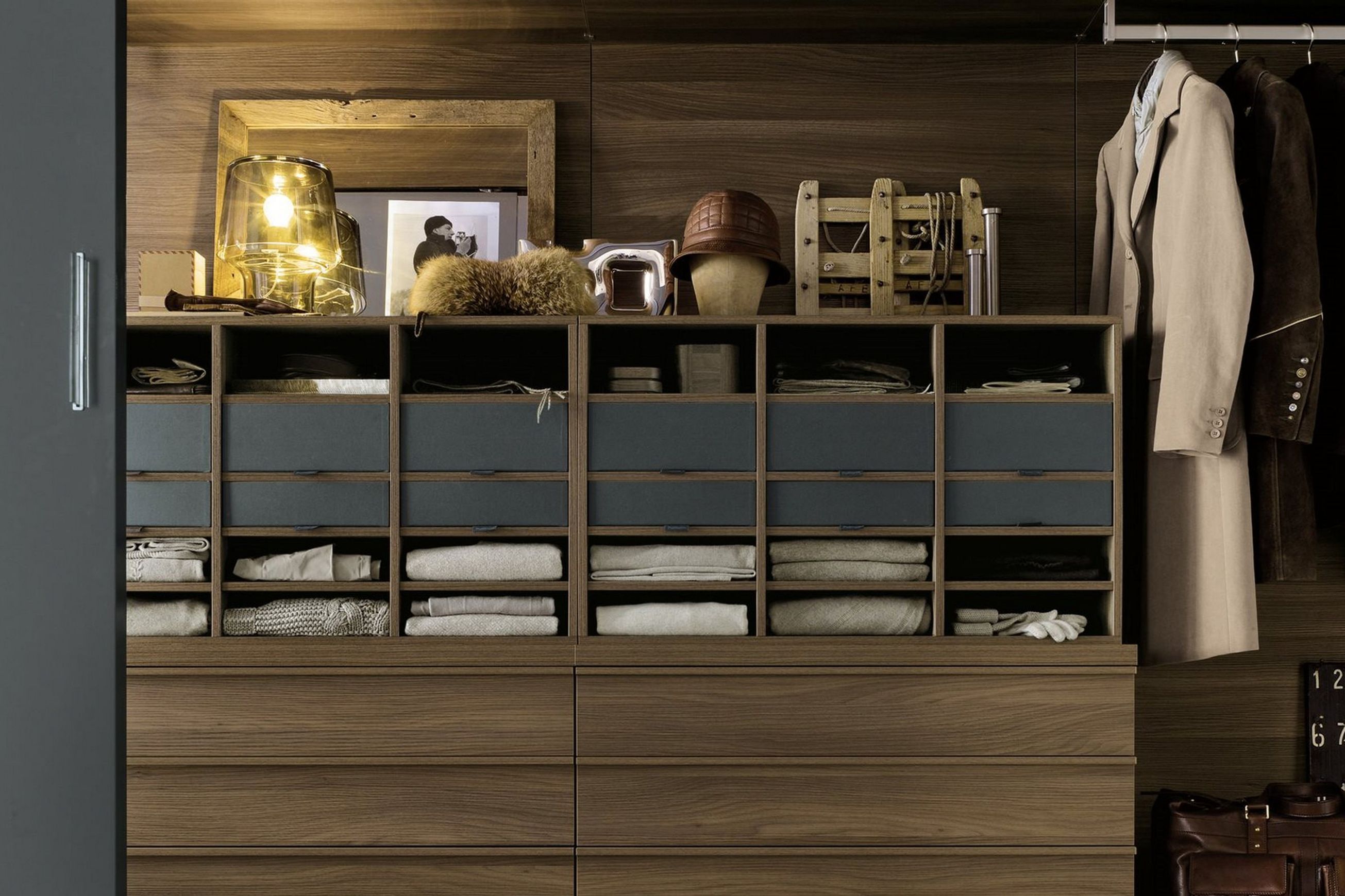 Ubik Walk-In Closet