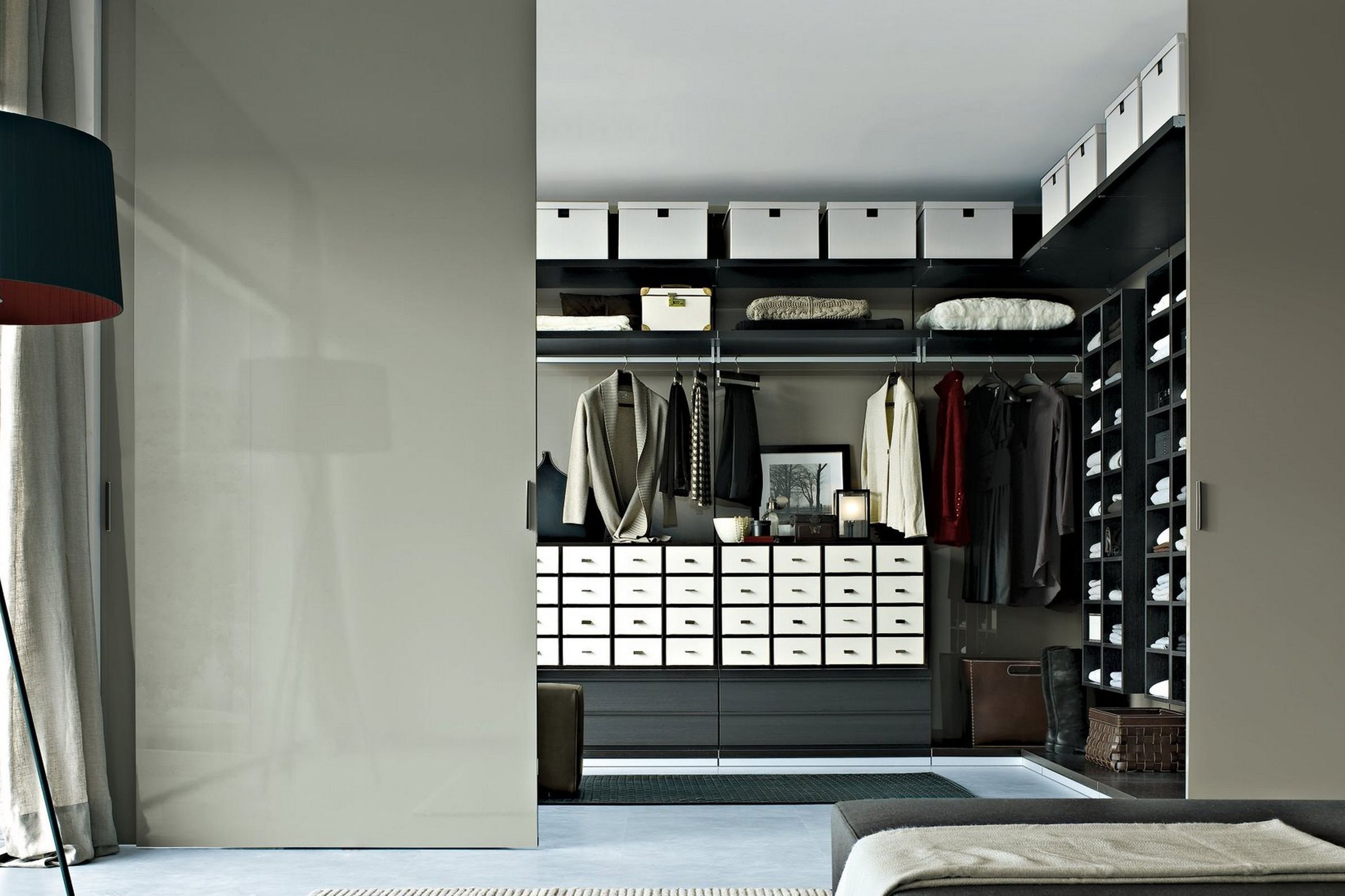 Ubik Walk-In Closet