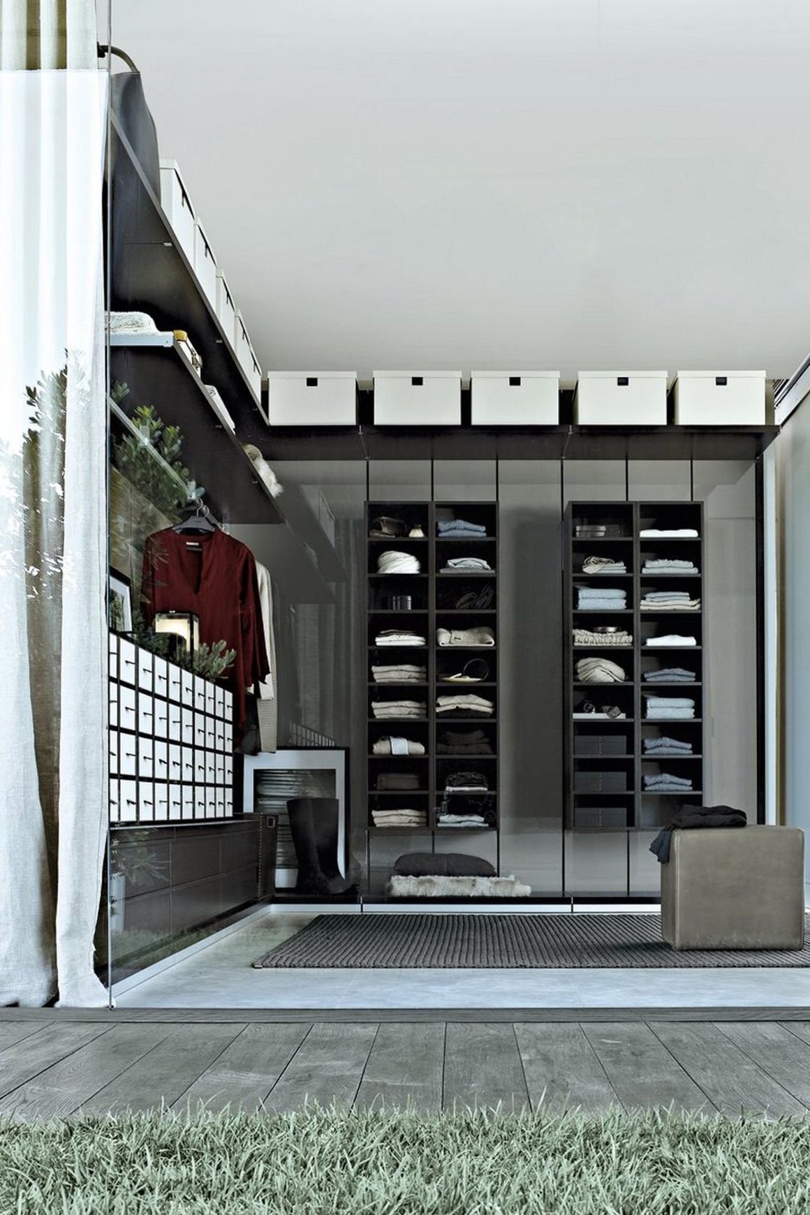 Ubik Walk-In Closet