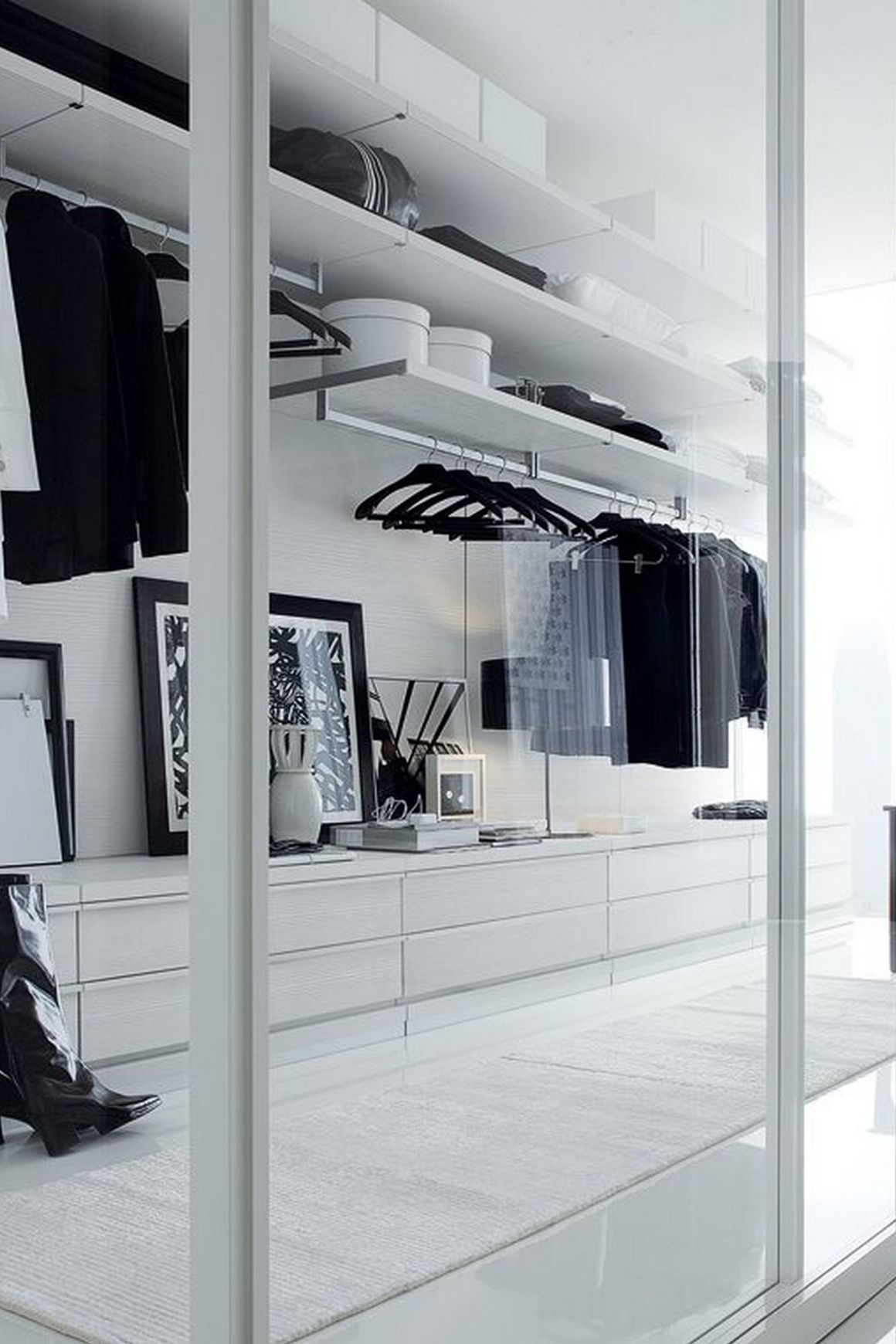 Ubik Walk-In Closet