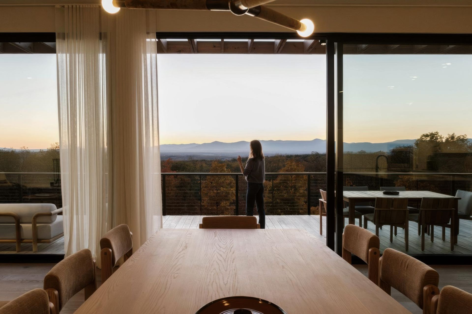 imgi8catskill-mountain-views-in-modern-home-architecture-and-interior-gigapixel-standard-v2-2x.jpg