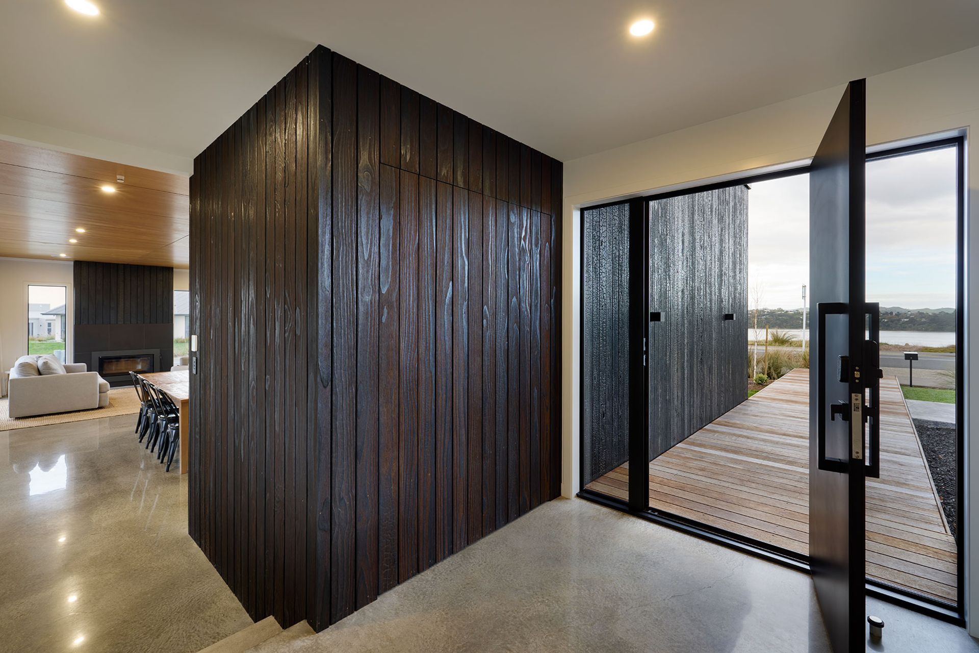 22026frontdoorentryway.jpg