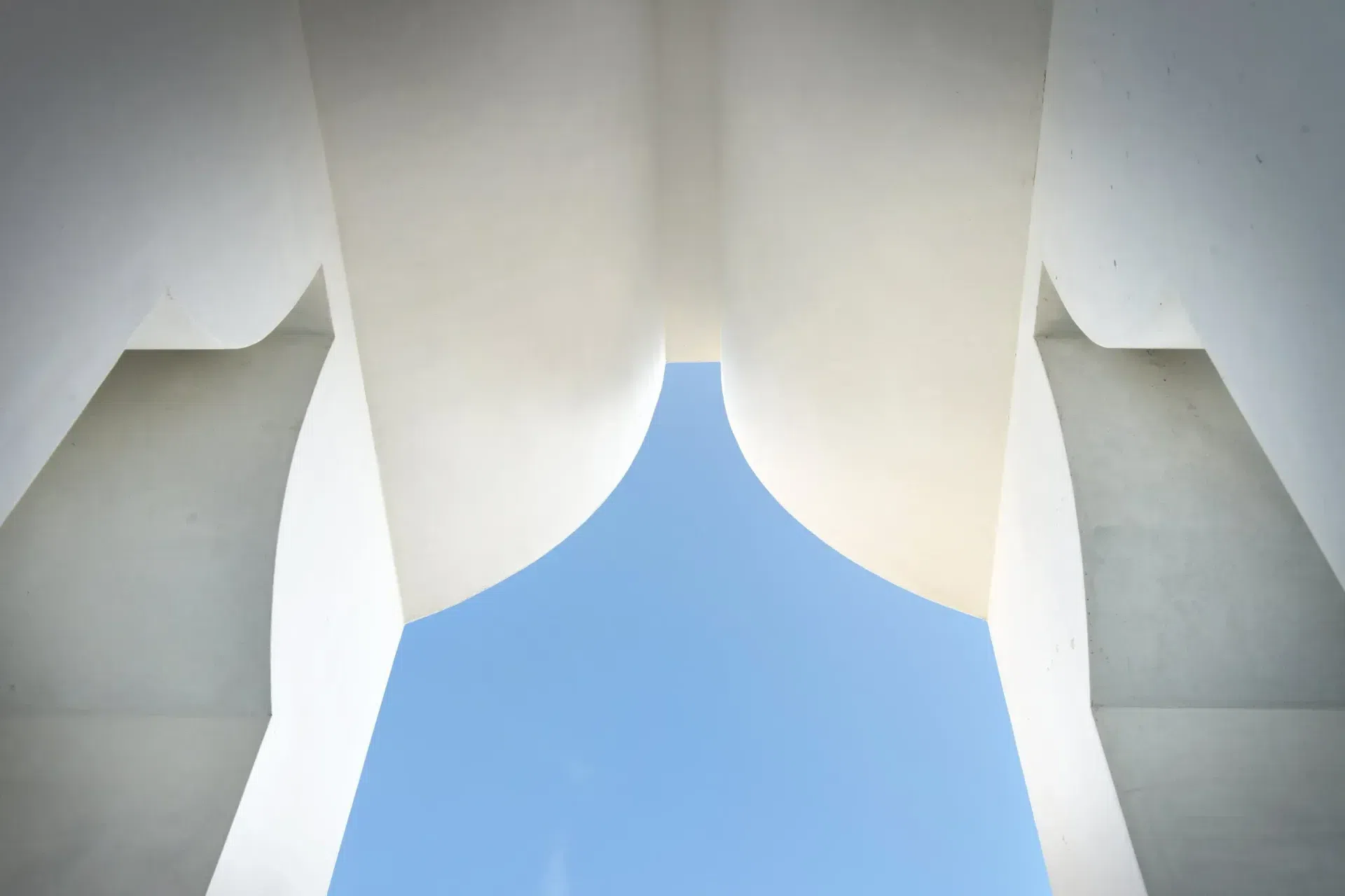 Alys130SeaGardenOutdoorDiningPlasterDetail.webp