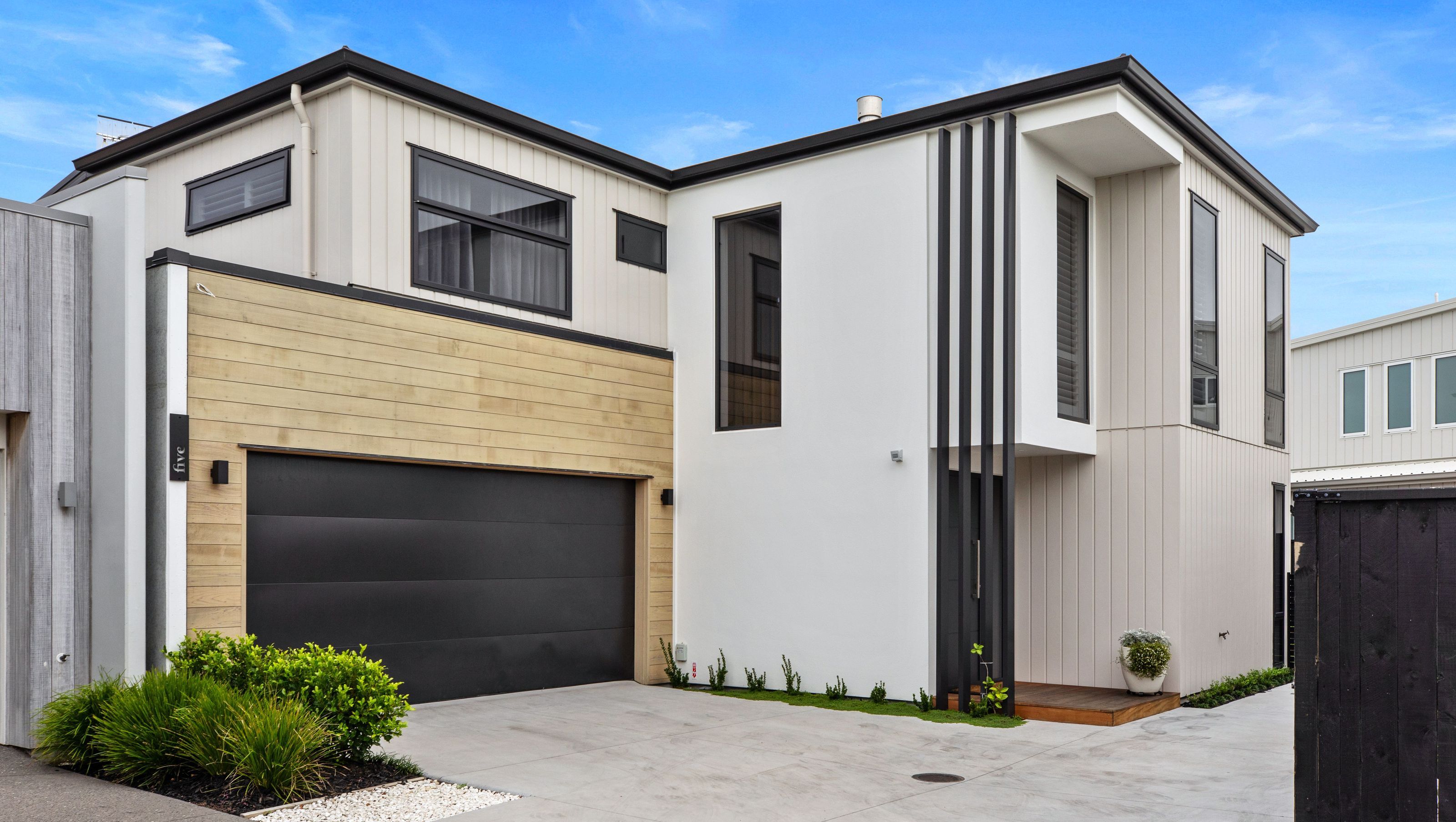 Huanui Close