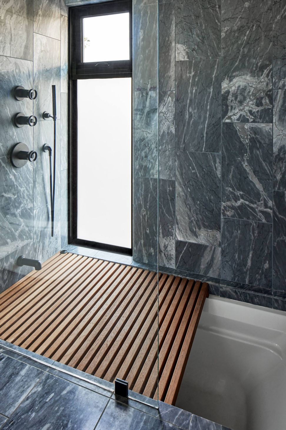 FOWLINGBATHROOMTUB0145.jpg