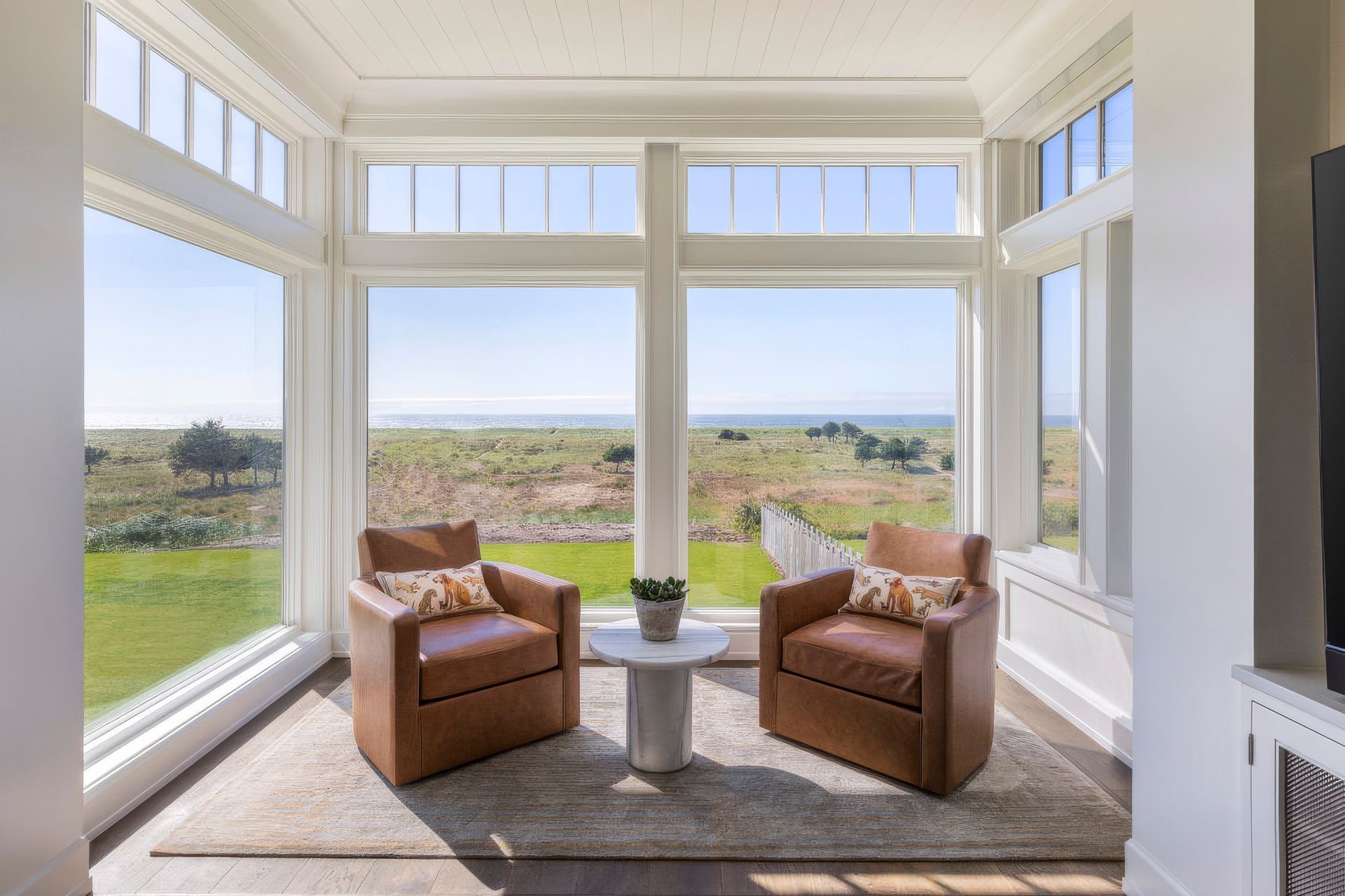 Oregon-Beach-Housesittingroom-1024x733-1-upscaled-by-Replicate.jpg