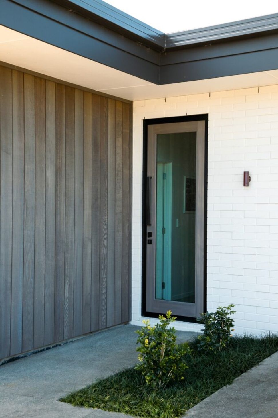 front-door-timber-glass-cedar-shiplap-painted-brick-white-cladding-arcline-architecture-683x1024.jpg