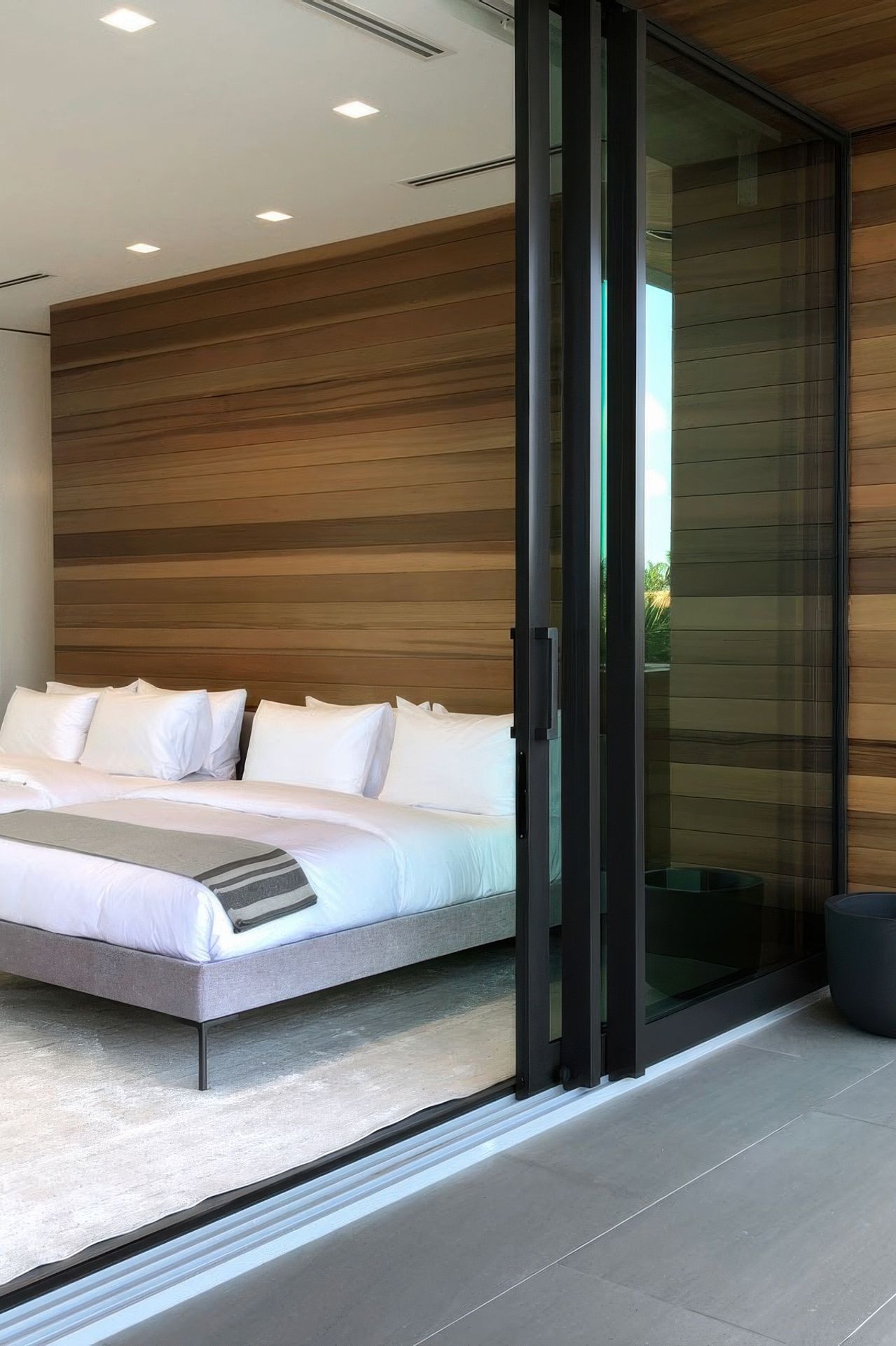 imgi24indoor-outdoor-modern-bedroom-architecture-and-interiors-with-cedar-wall-and-soffits-gigapixel-standard-v2-2x.jpg