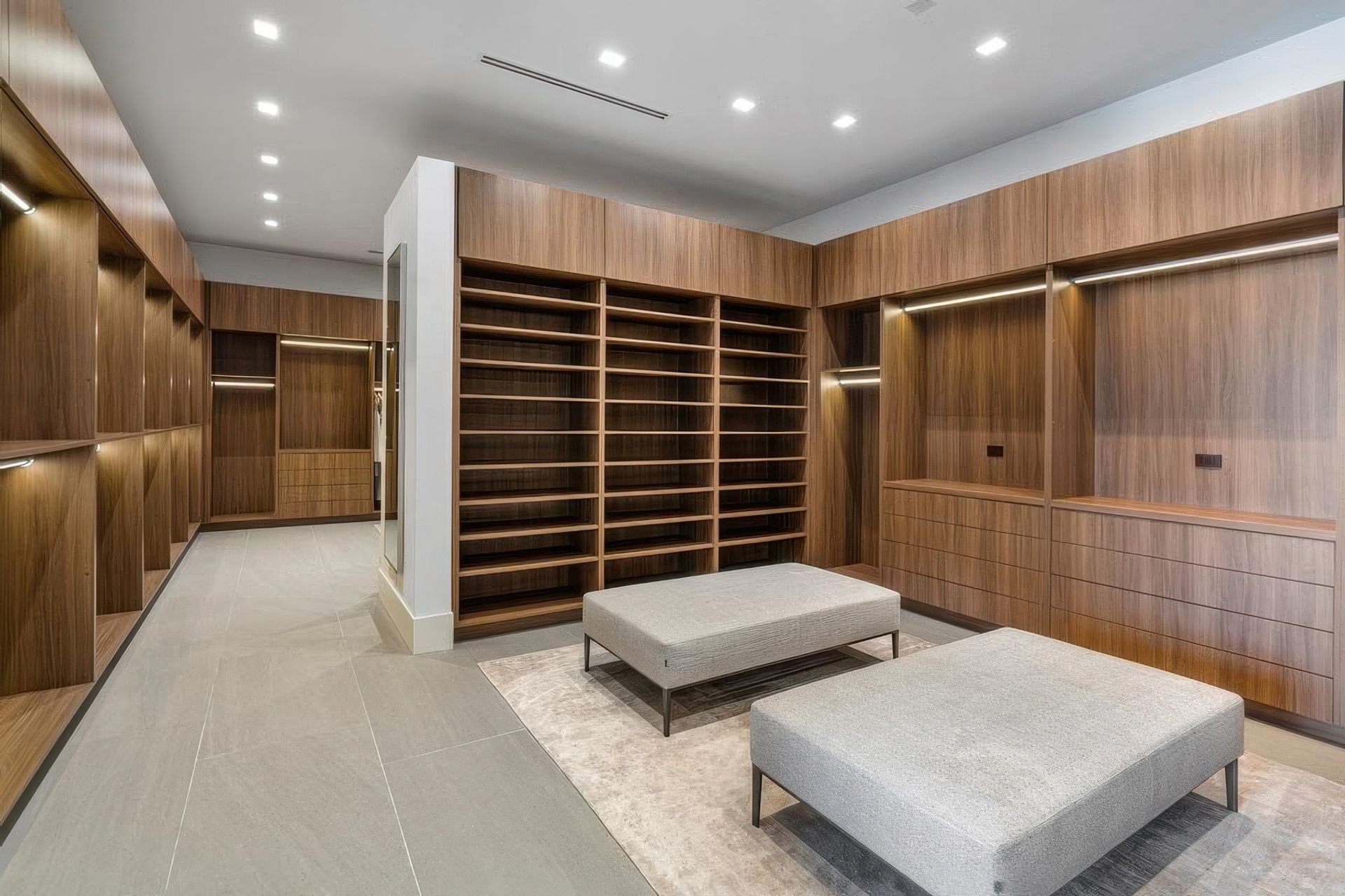 imgi28modern-dressing-room-walkin-closet-interior-design-gigapixel-standard-v2-2x.jpg