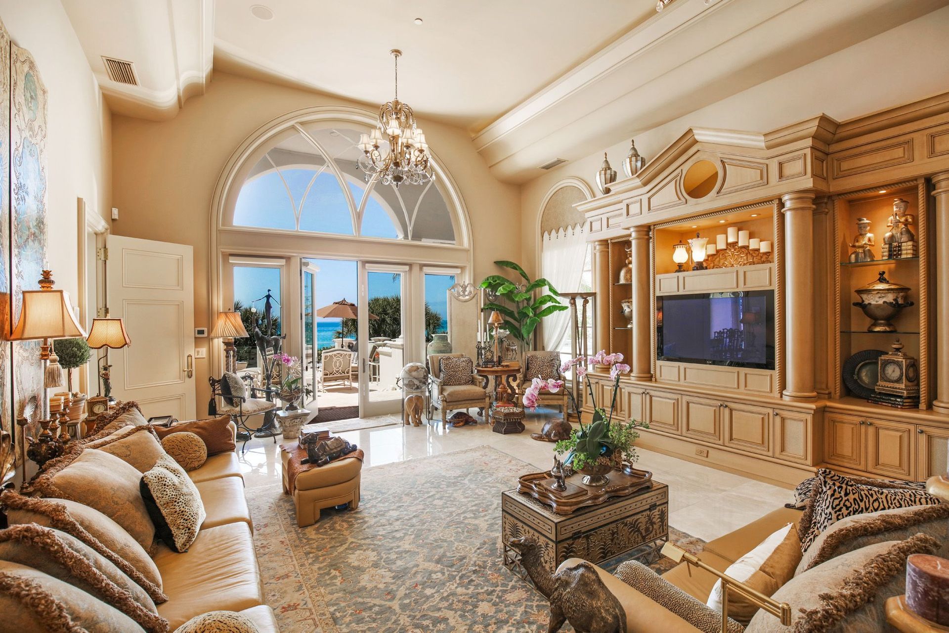 serenissima-longboat-key-family-room-arched-windows-08.jpg