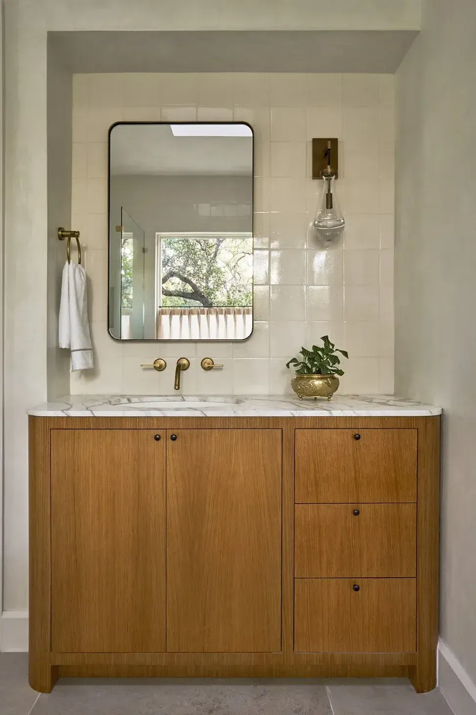 00aNWHillsPrimaryBathcabinet.webp