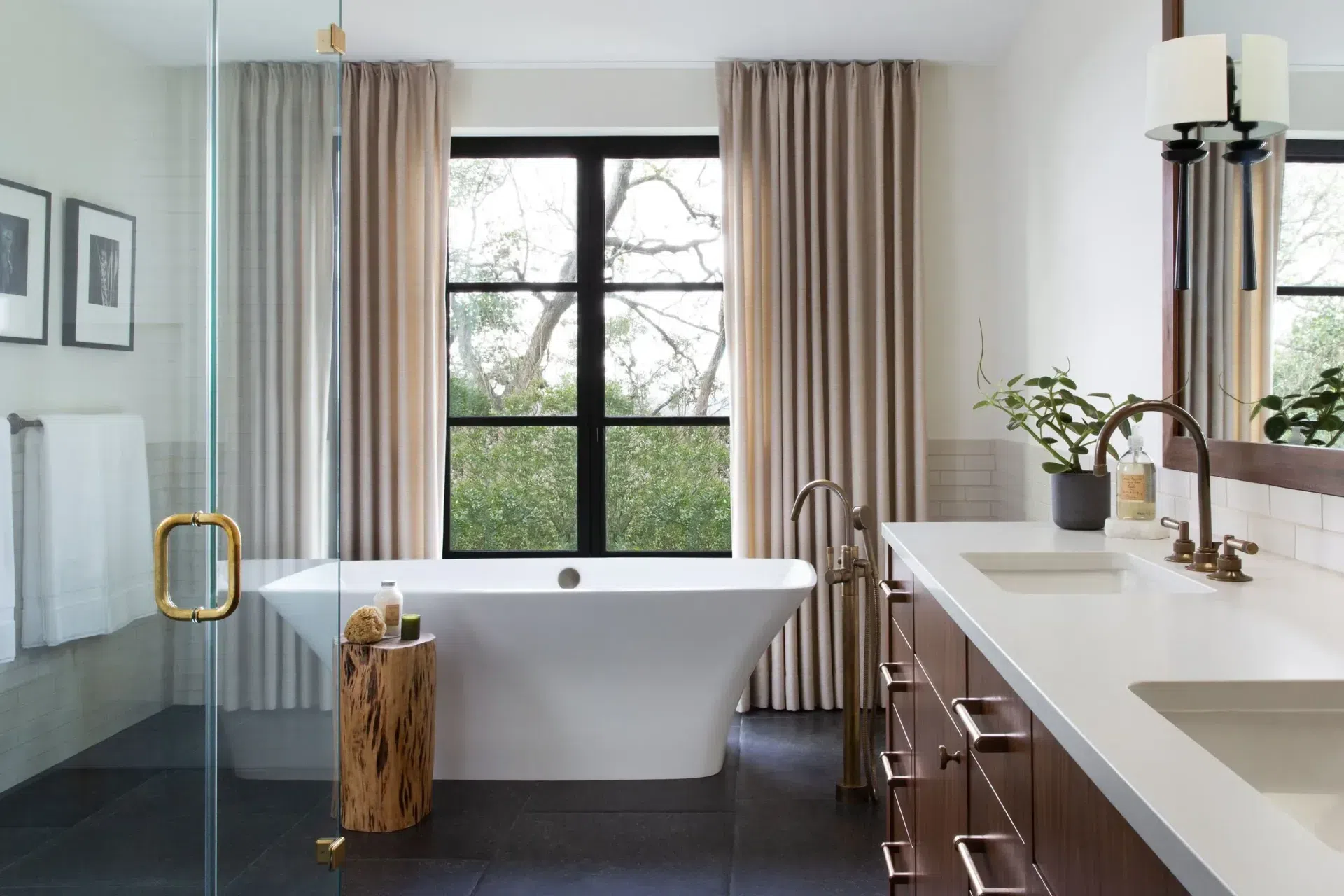 07NWHillsPrimaryBath.webp