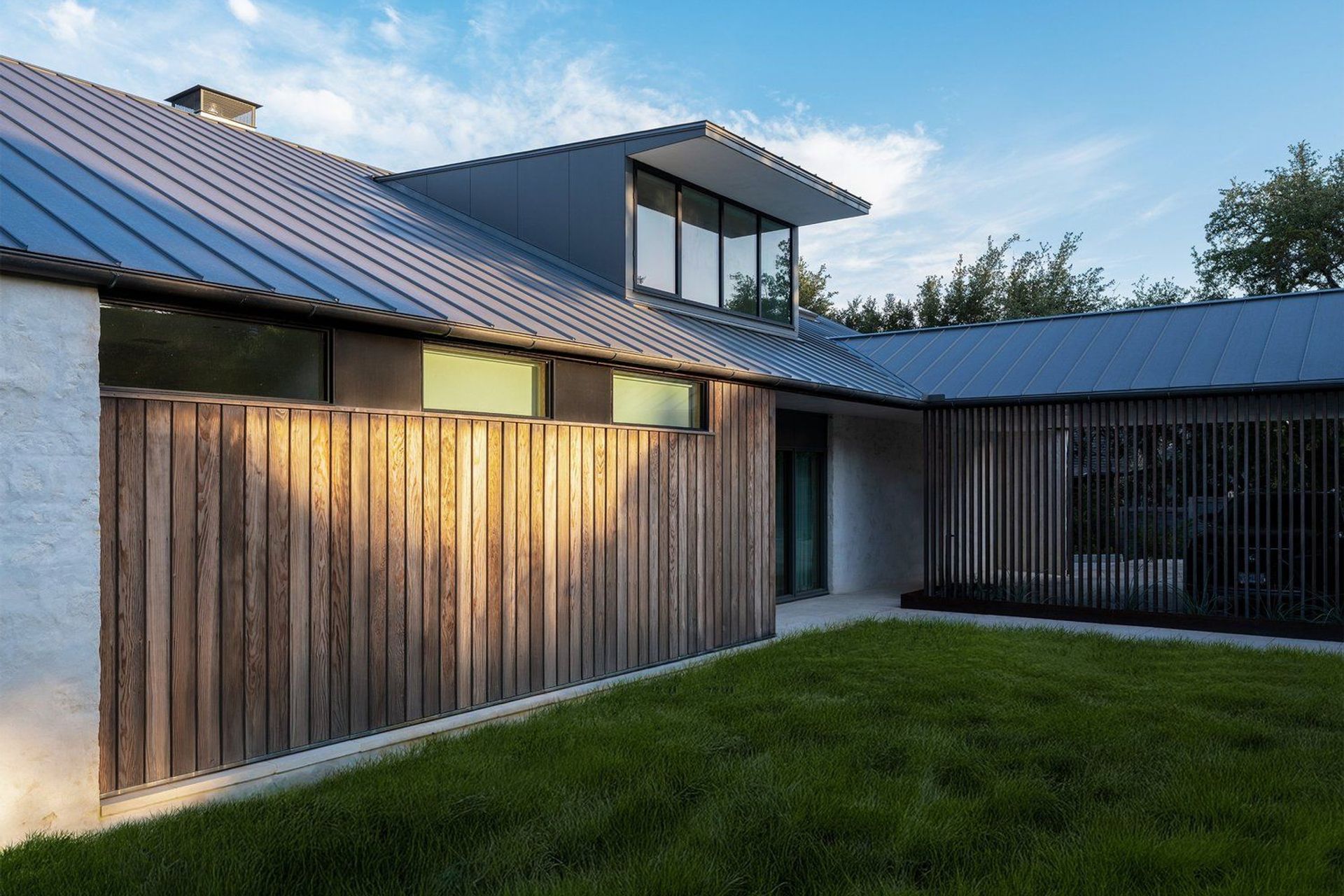 125WestLakeHillsPhoenixCuppettKilpatrickArchitectureandInteriorDesignAustinATXArchitectscustom-home-slat-screen-1.jpg