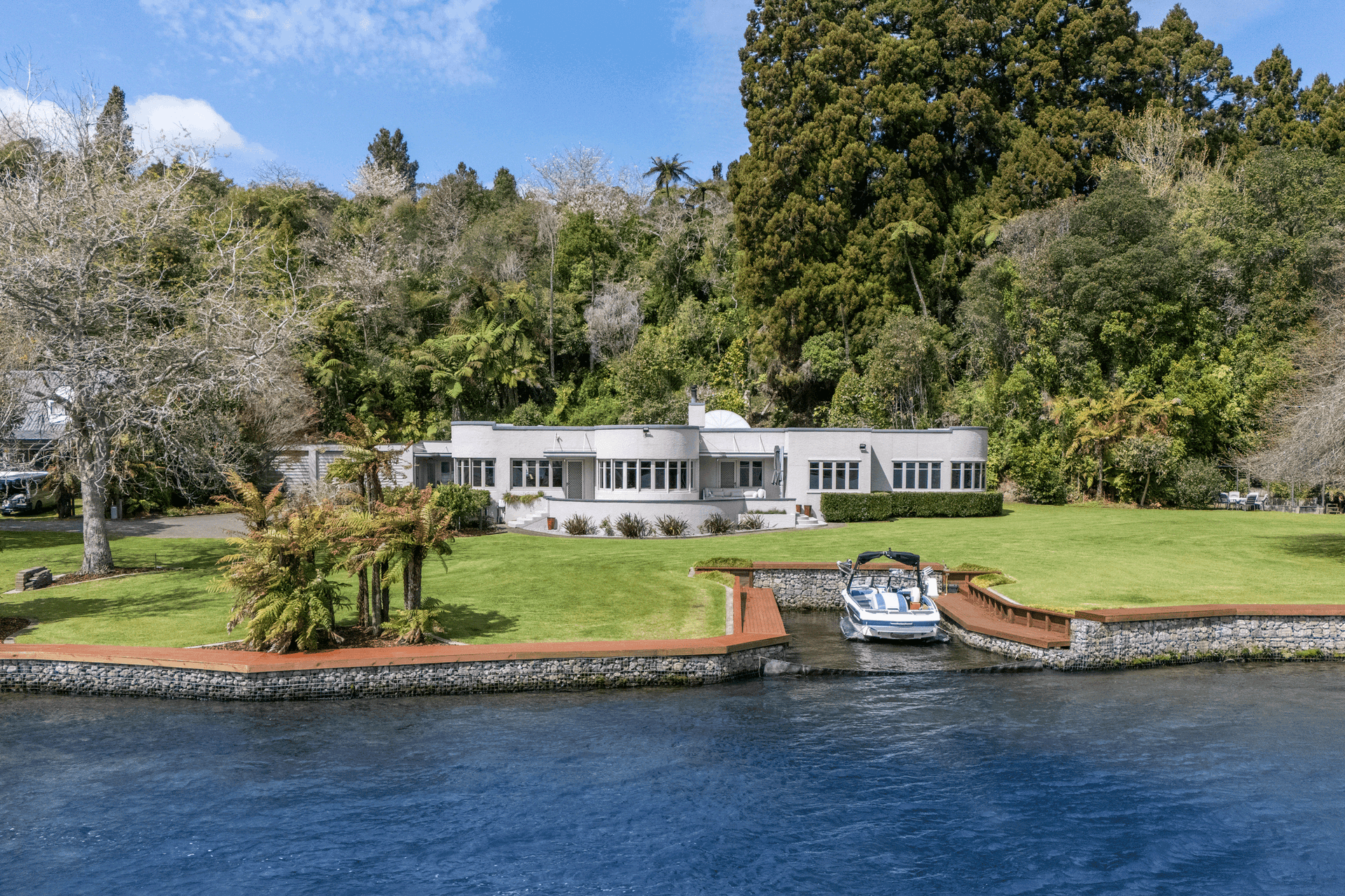 2025-lake-edge-w-house-boat-IV-TeAkauRd.png