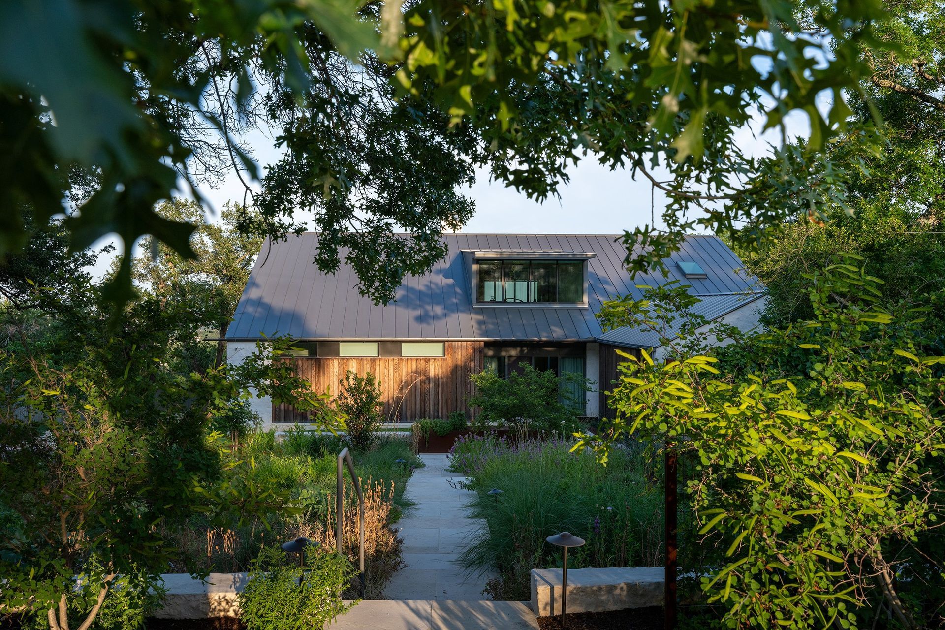 20WestLakeHillsPhoenixCuppettKilpatrickArchitectureandInteriorDesignAustinATXArchitectsexterior-custom-home-front-elevation-austin.jpg