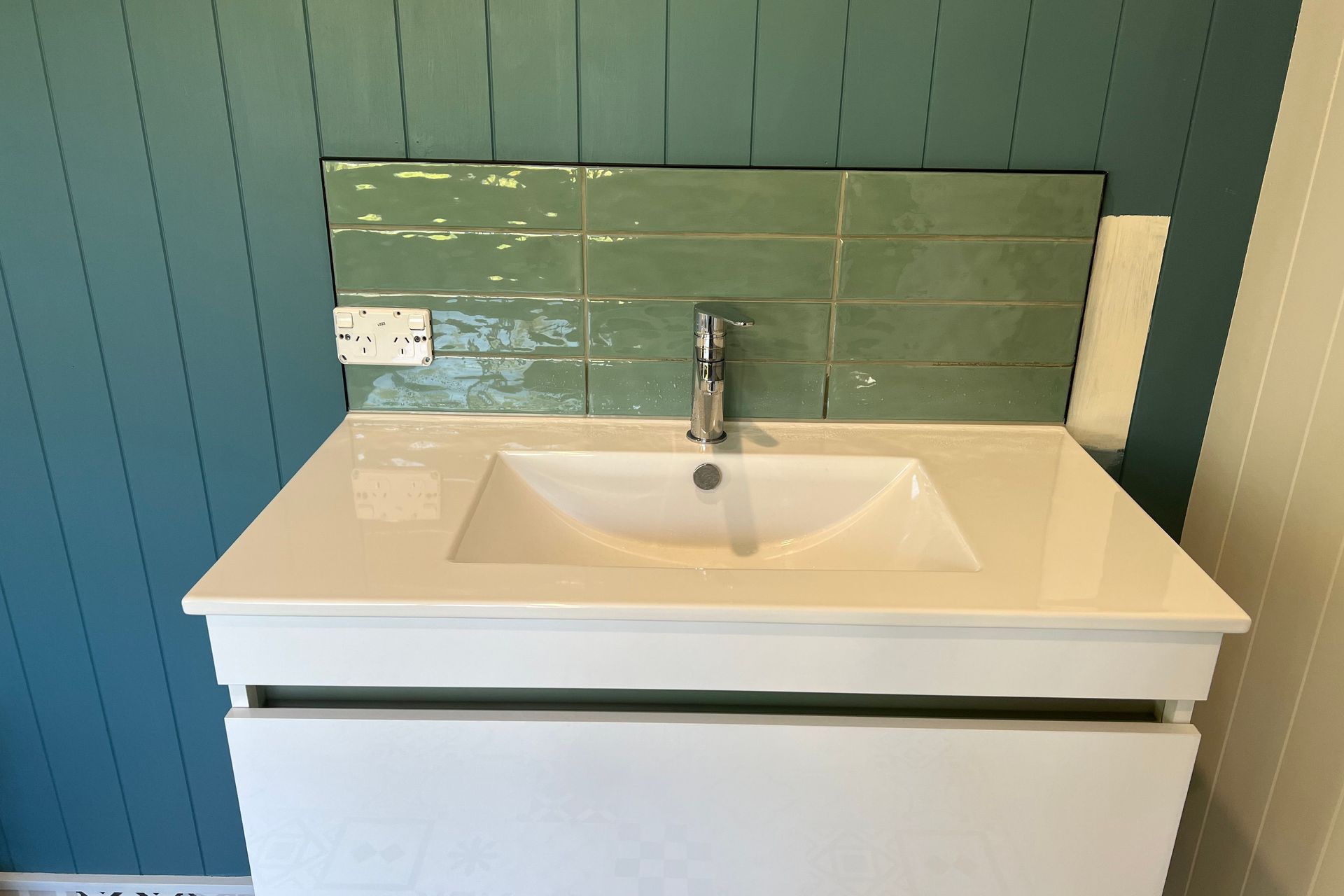 Tiled vanity splashback