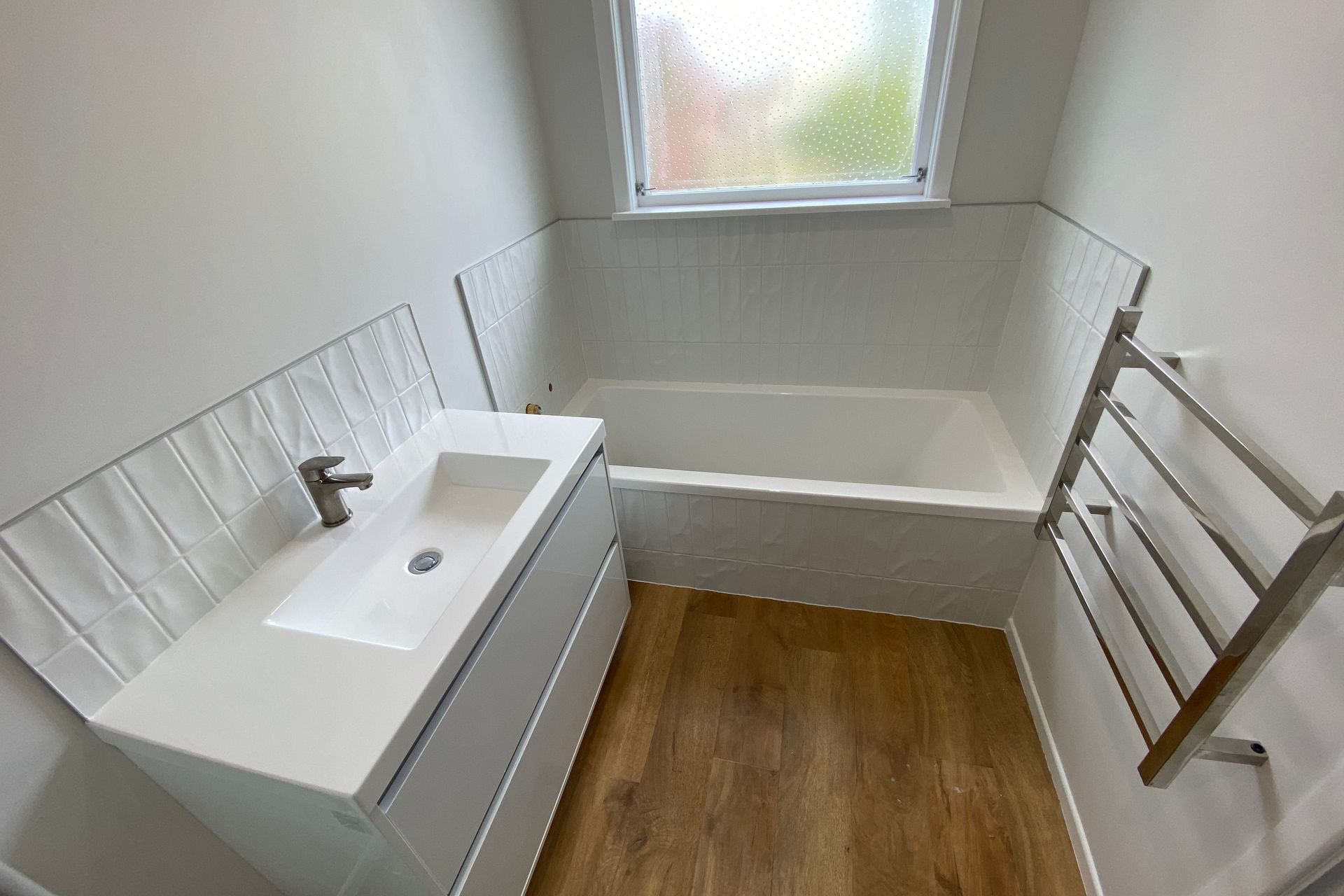 Tiled bath cradle &amp; vanity splashback