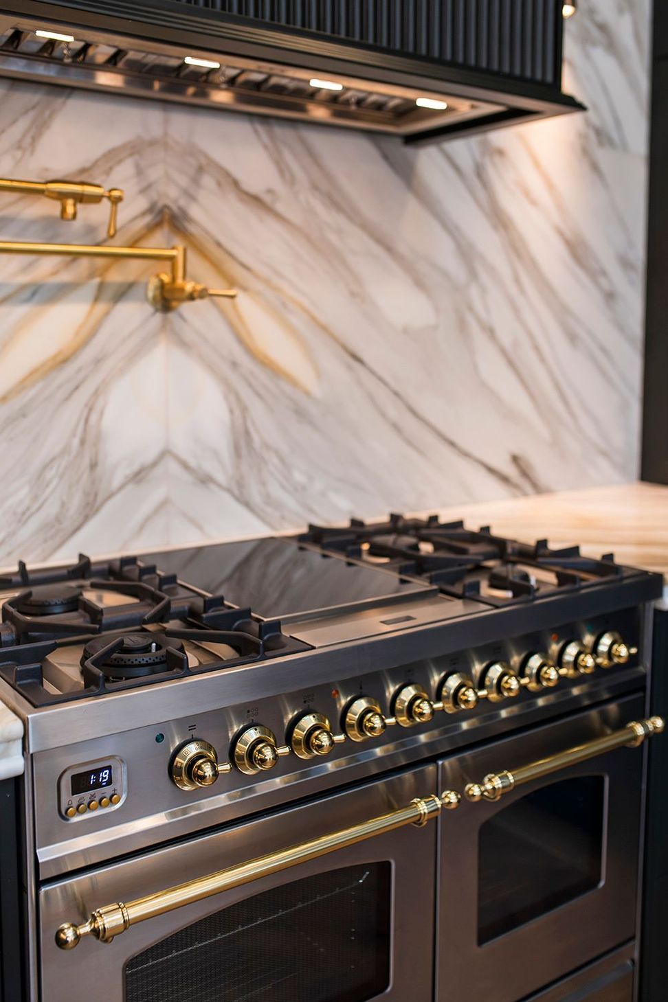 Modern-luxury-kitchen-renovation-sydney-black-cabinetry-calacatta-stone-ilve-oven-fisher-paykel-vintec-bosch-36.jpg