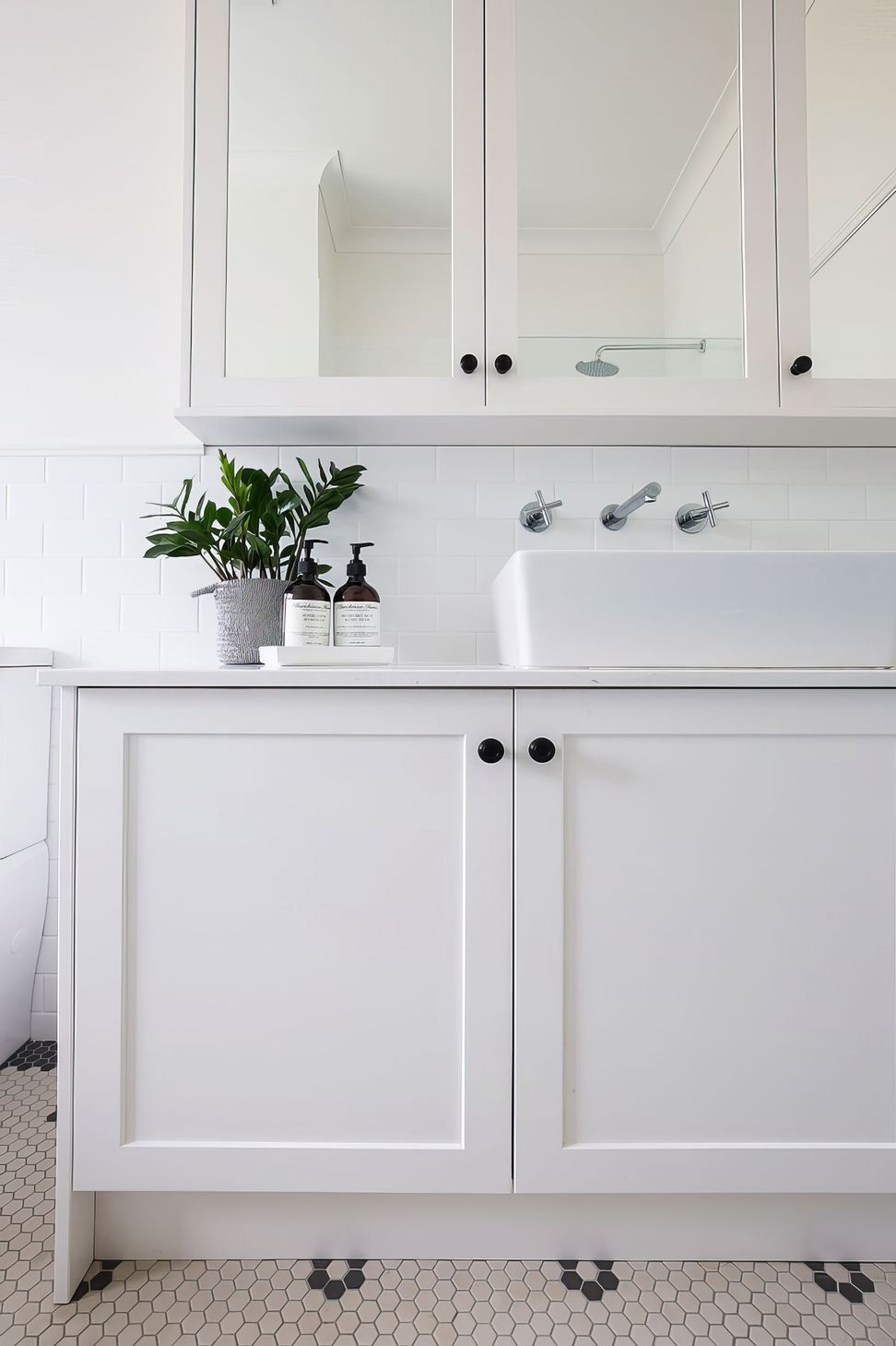 archipro-black-and-white-bathroom-renovation-helen-baumann-design-v2.jpeg