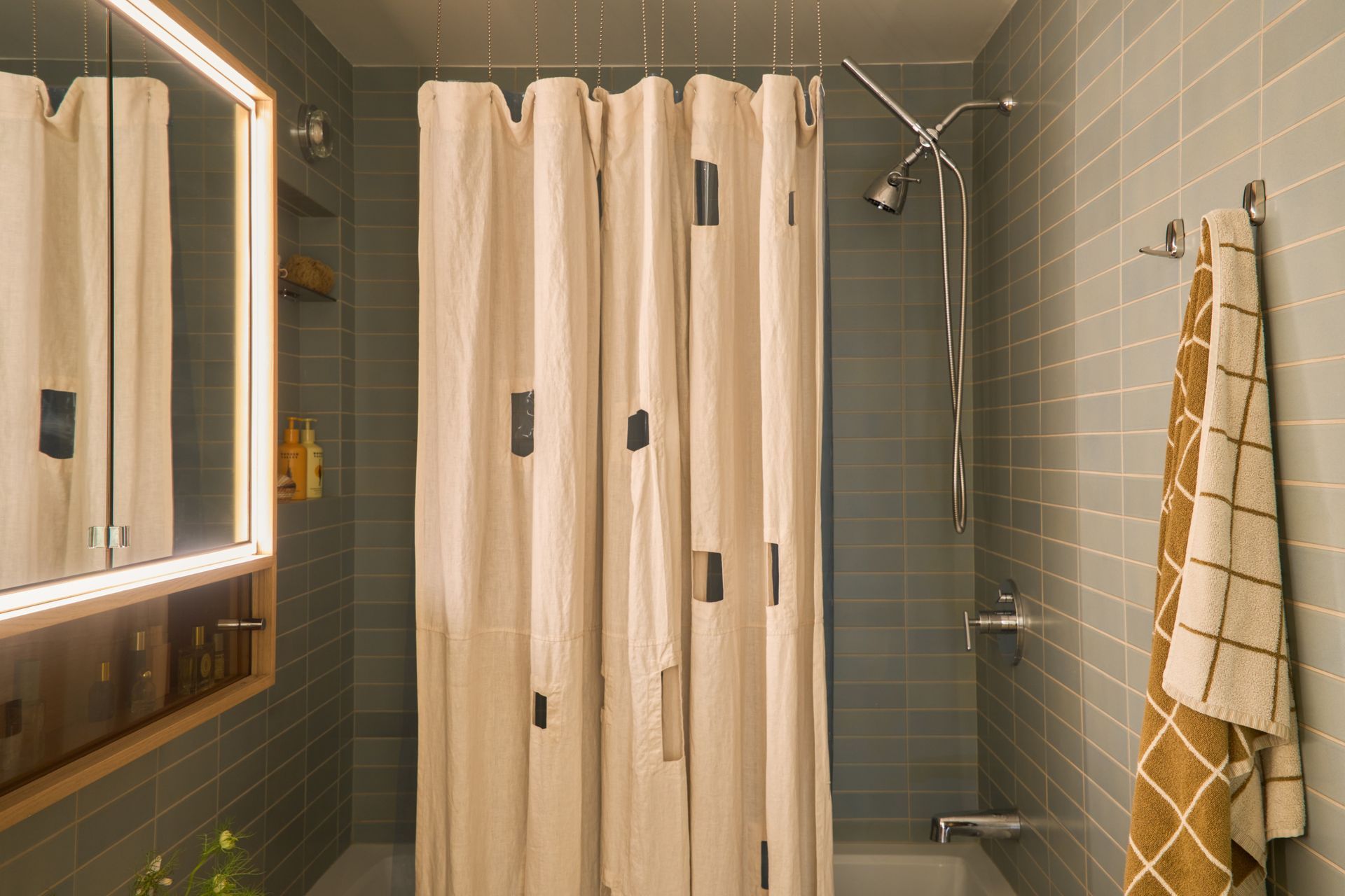dona-marta-the-warren-interior-design-mid-century-modern-bathroom-blue-tile-shower-linen-curtain-05-studio-city-ap-compressed.jpg