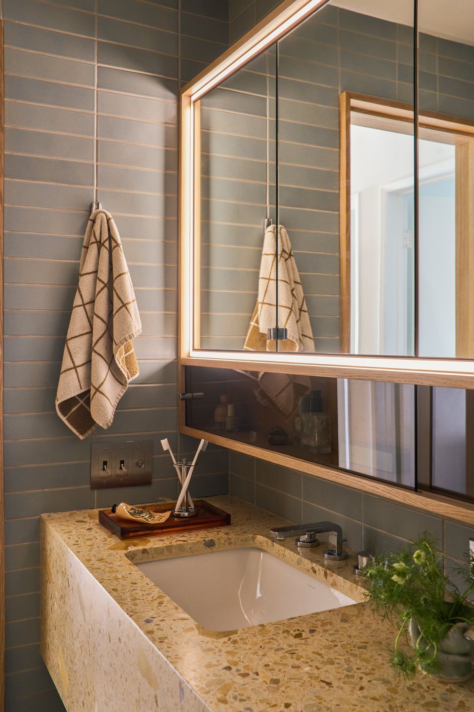dona-marta-the-warren-interior-design-mid-century-modern-bathroom-terrazzo-vanity-oak-medicine-cabinet-07-studio-city.jpg