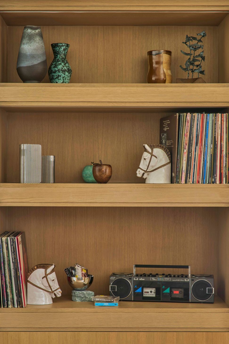 dona-marta-the-warren-interior-design-mid-century-modern-built-in-shelving-vinyl-records-vintage-styling-13-studio-city.jpg